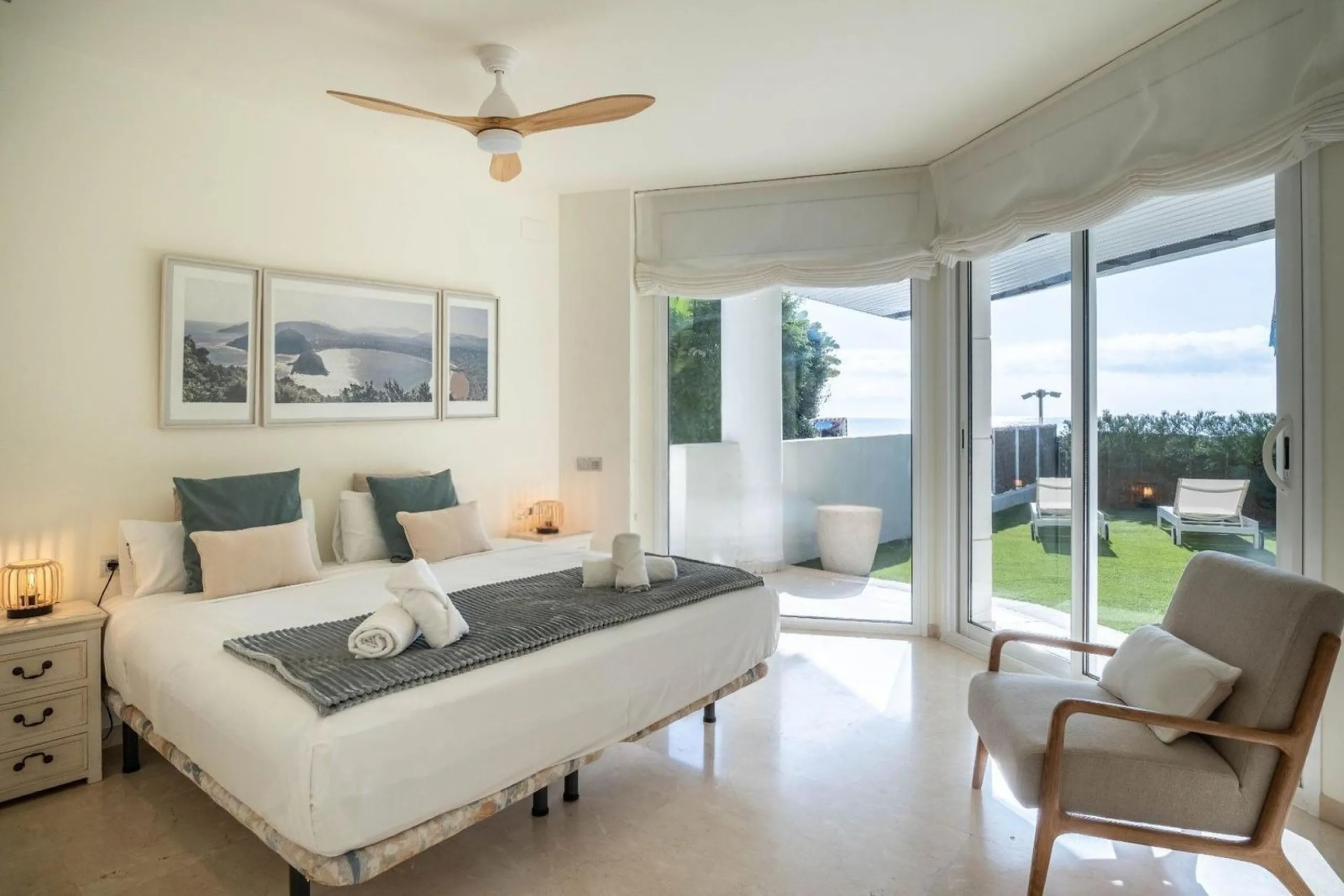 Exclusive seafront apartment in Terramar, Sitges