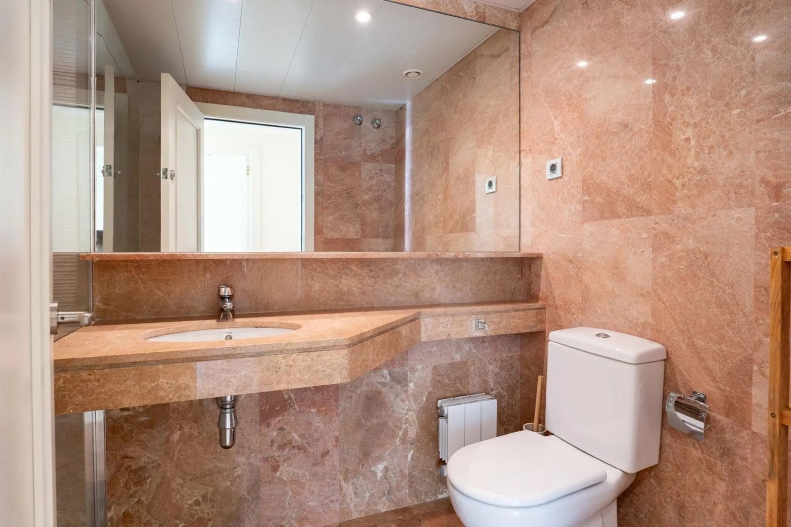 Exclusive seafront apartment in Terramar, Sitges