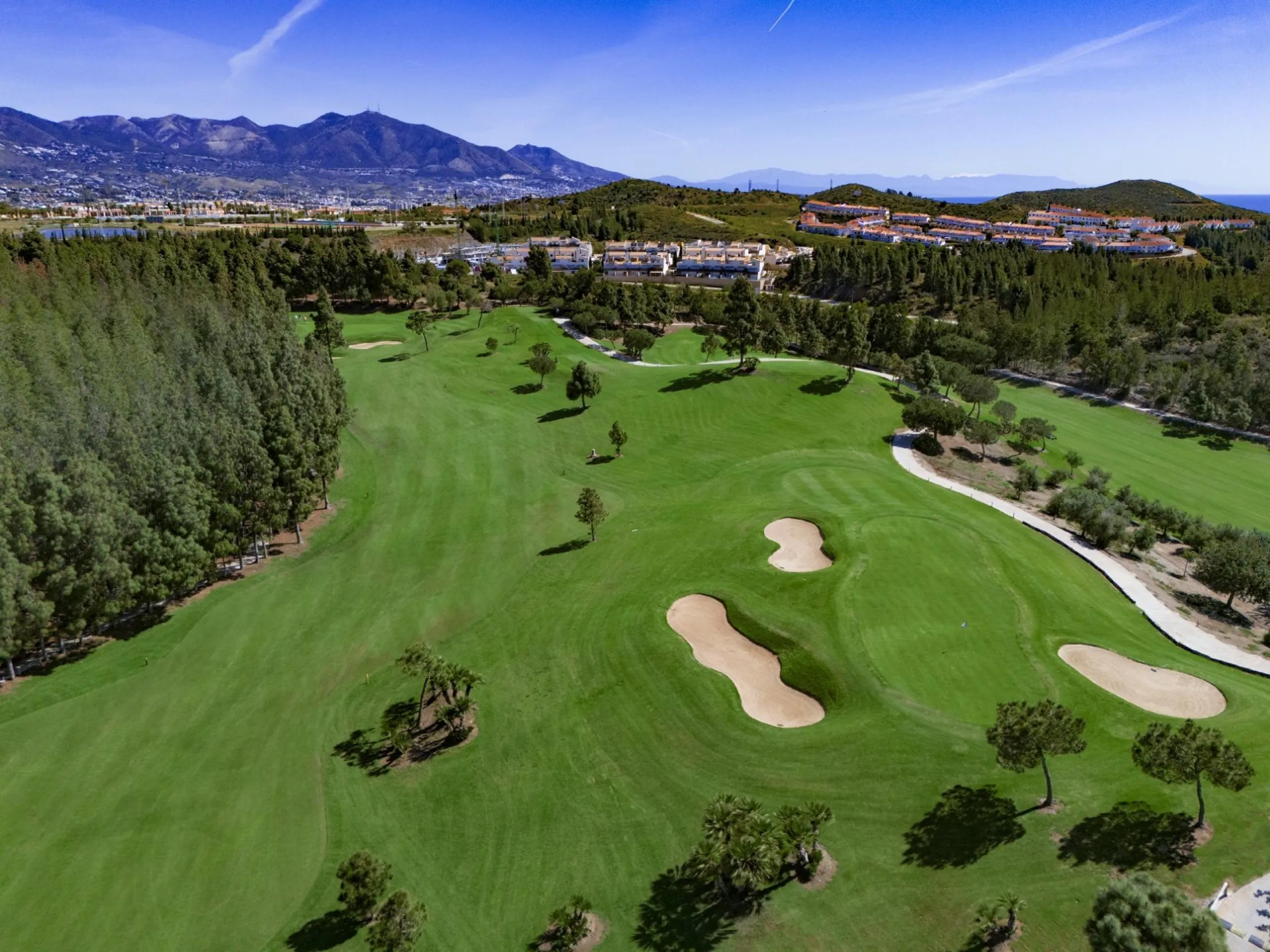 New Sea View Apartments in Mijas, Málaga – Modern Living on the Costa del Sol& & Discover this exclusive new development of 54 modern apartments with 2 and 3 bedrooms, perfectly located between La Cala de Mijas and Fuengirola. Designed to maximise n