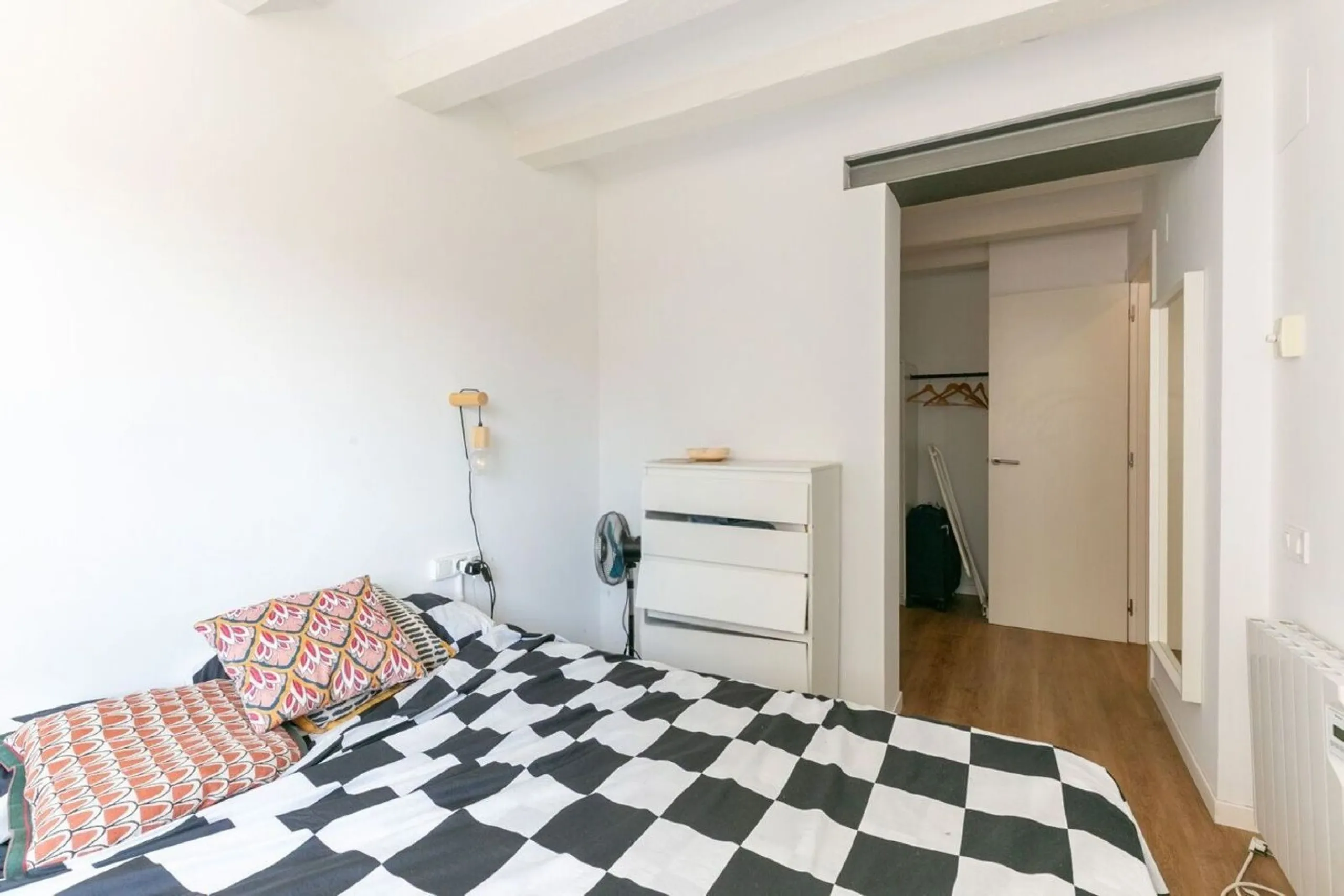 Fully equipped renovated apartment on Calle Pedreres, Poble Sec, Barcelona