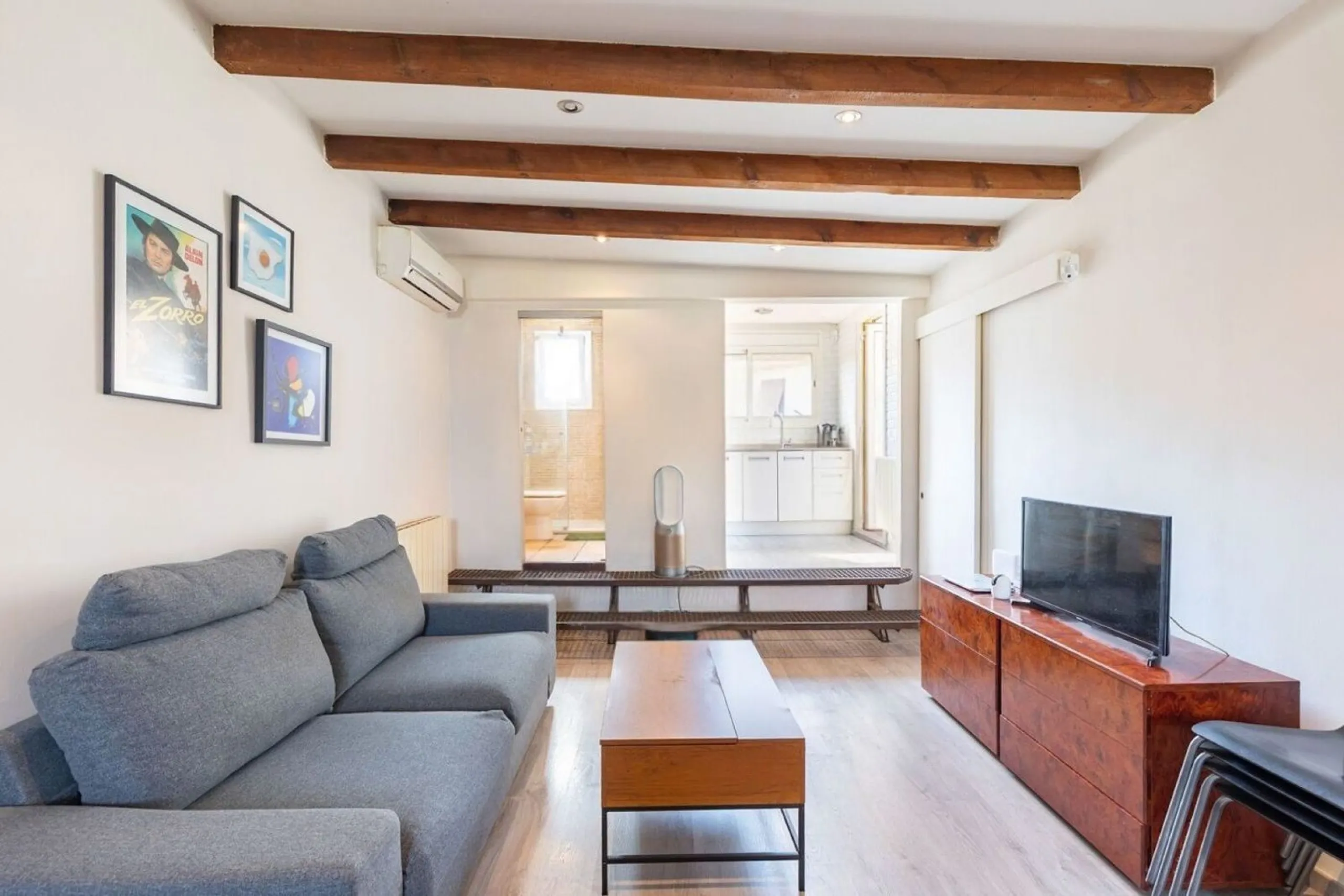 Bright penthouse with terrace in Sant Antoni, Barcelona
