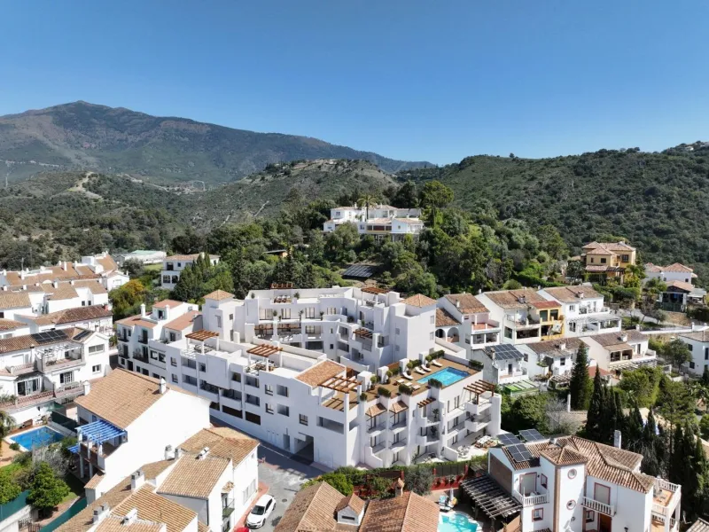 New-Build Apartments and Penthouses for Sale in the Heart of Benahavís, Costa del Sol& & Exclusive Residential in a Privileged Location& Located in the charming Andalusian village of Benahavís, this new residential complex consists of 28 contempo