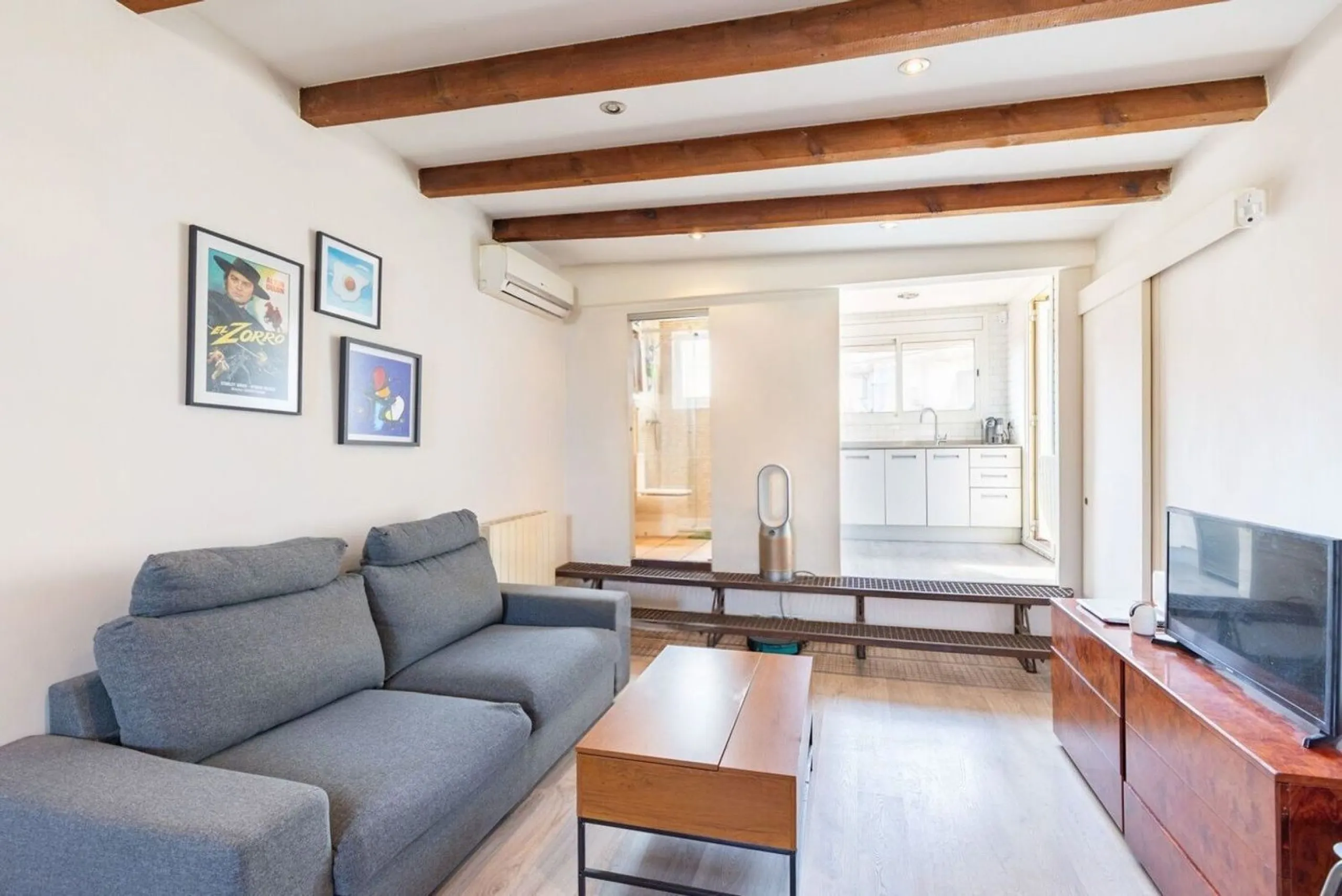 Bright penthouse with terrace in Sant Antoni, Barcelona