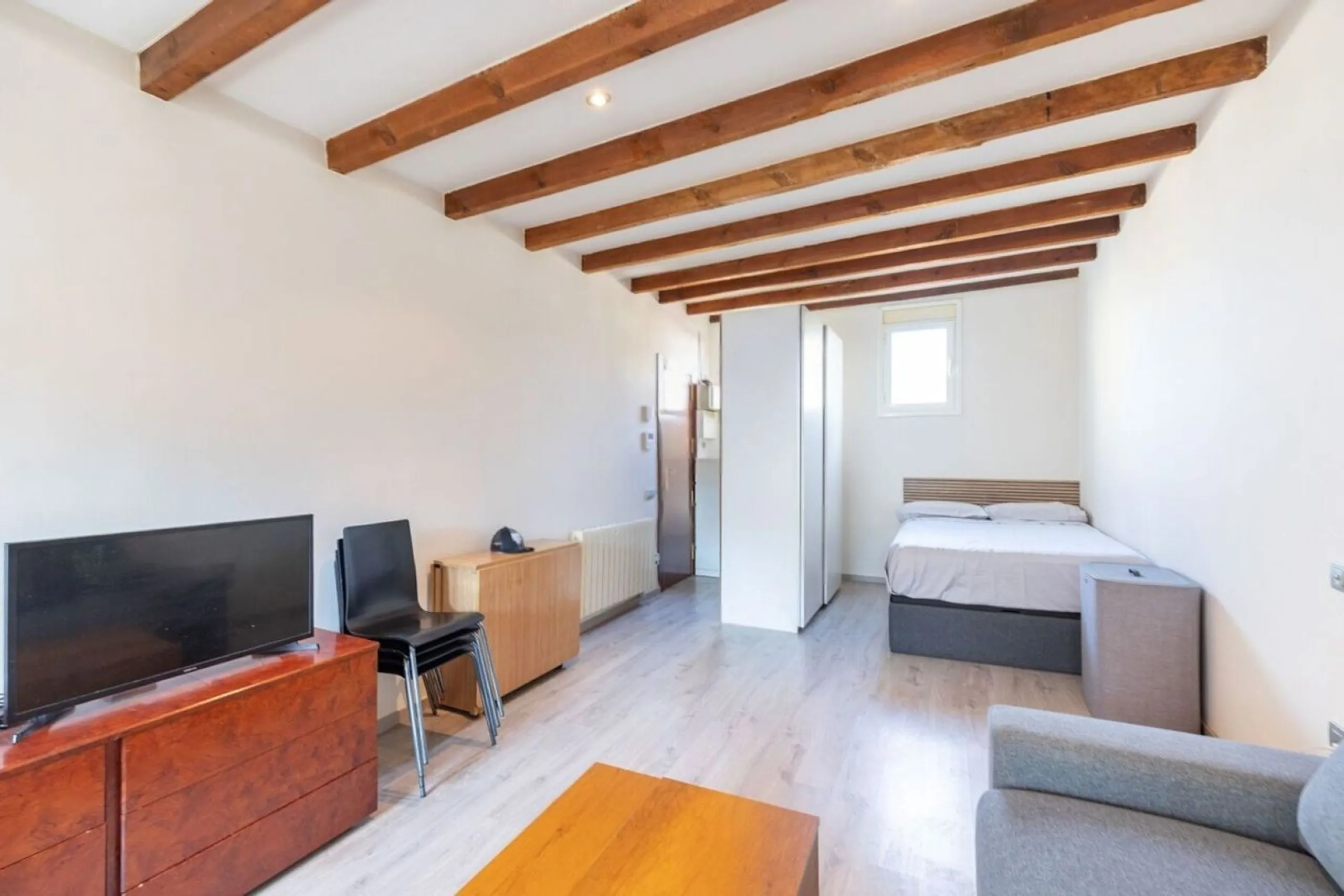 Bright penthouse with terrace in Sant Antoni, Barcelona
