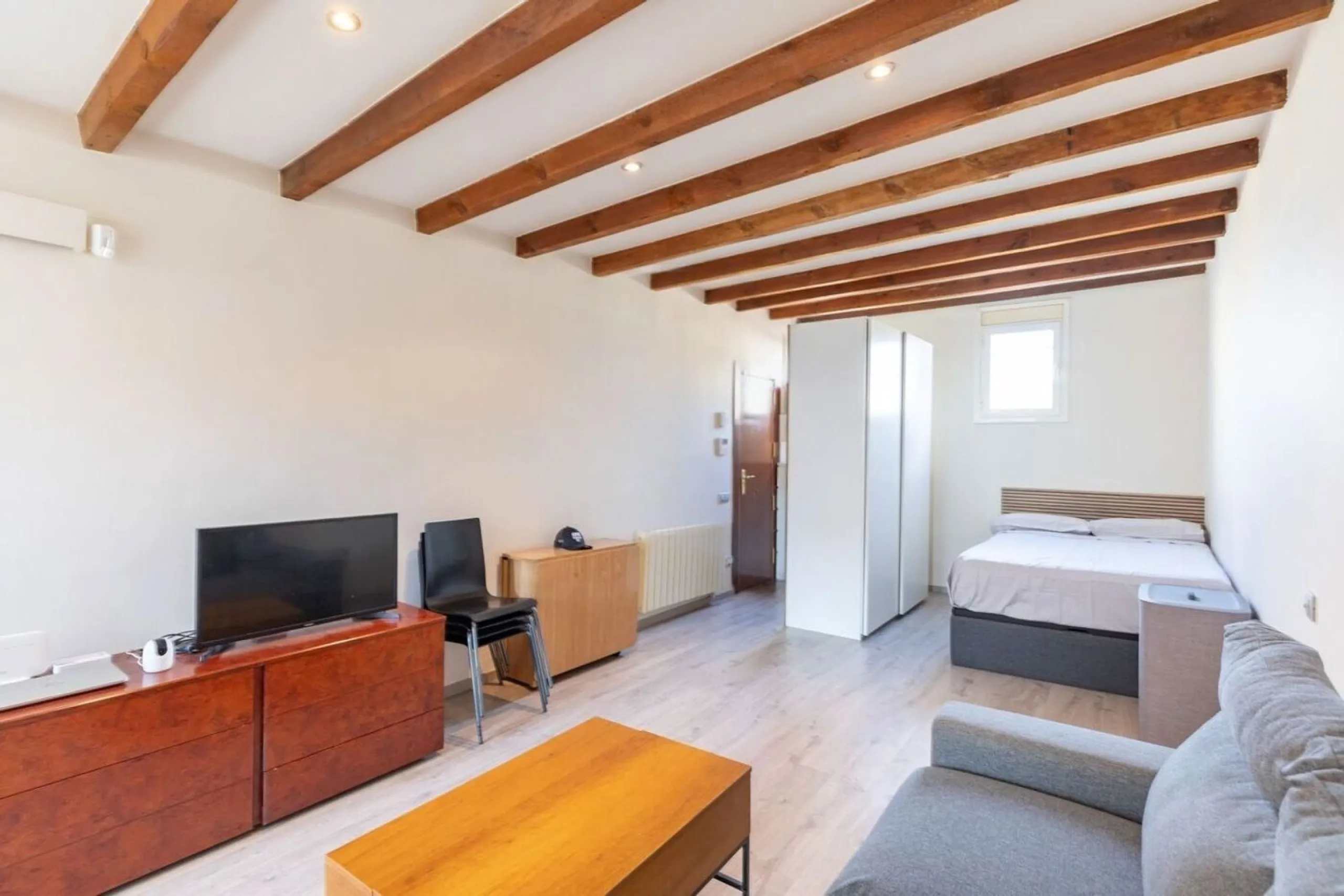 Bright penthouse with terrace in Sant Antoni, Barcelona