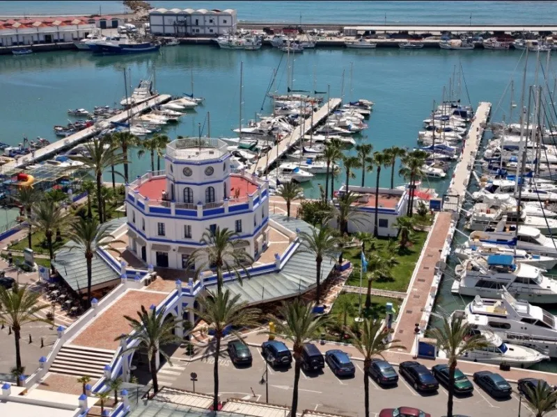 NEW BUILD RESIDENTIAL COMPLEX IN ESTEPONA& &  New Build residential complex in Estepona consist of 54 properties.& You can choose 2 and 3 bedrooms options and different types: ground floors, mid-level floors and penthouses, so you can feel the li