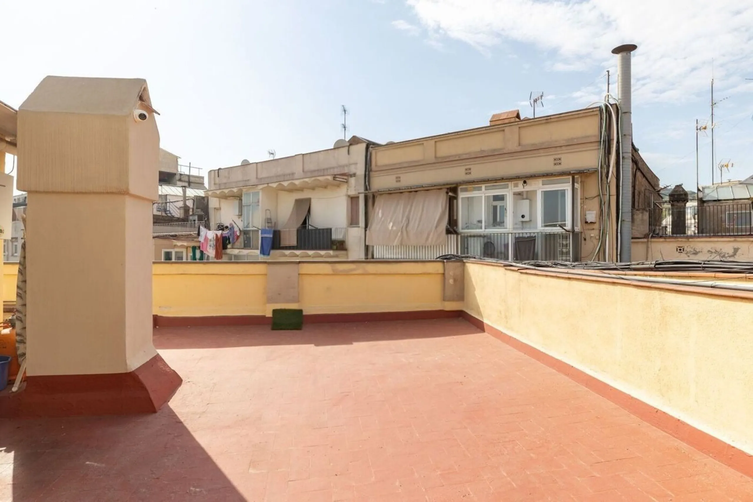 Bright penthouse with terrace in Sant Antoni, Barcelona