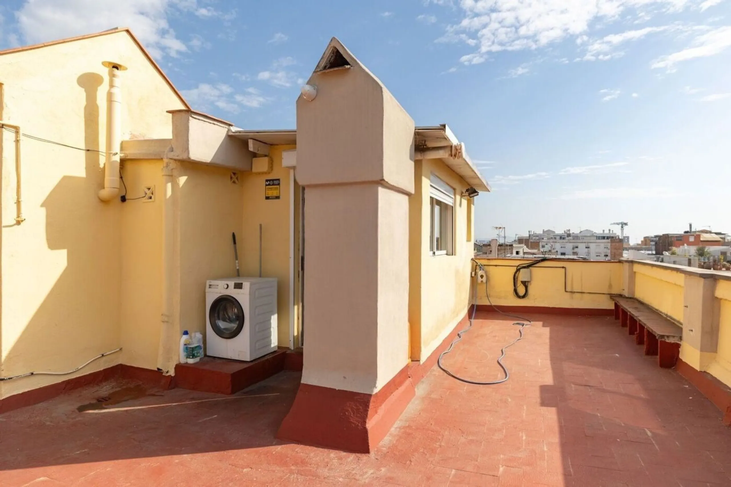 Bright penthouse with terrace in Sant Antoni, Barcelona