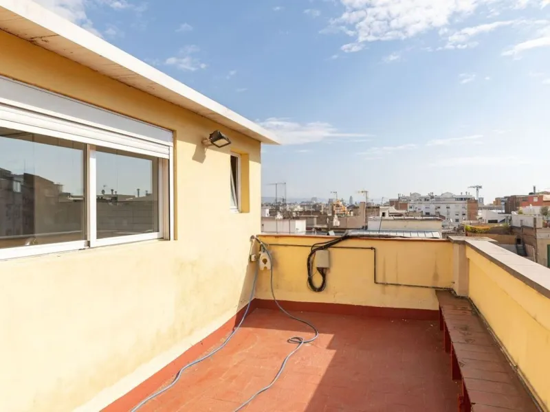 Bright penthouse with terrace in Sant Antoni, Barcelona