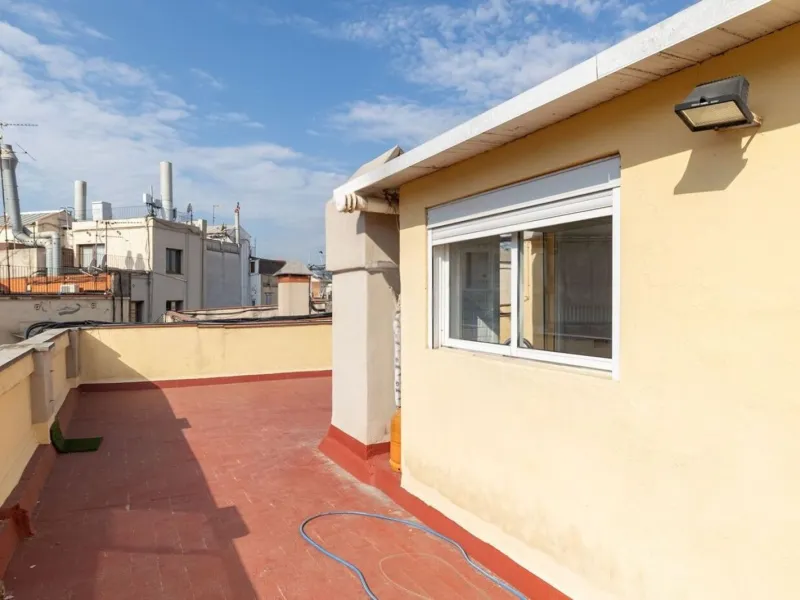 Bright penthouse with terrace in Sant Antoni, Barcelona
