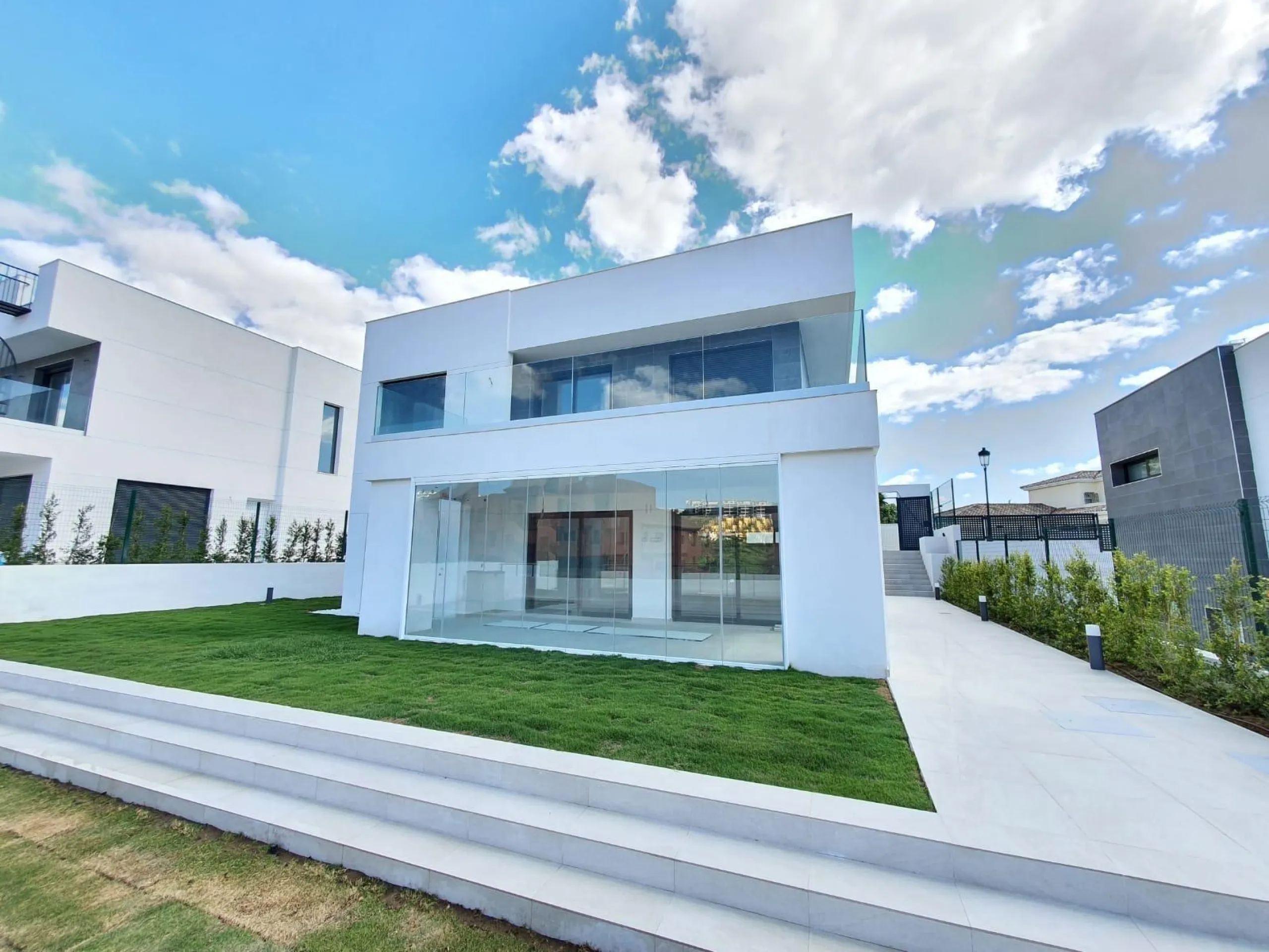 NEW BUILD MODERN VILLAS IN LA DUQUESA, MANILVA. & & New Build very bright modern villas with 4 bedrooms, 3 bathrooms, fully equipped kitchen, living-dining room, private swimming pool, private garden and parking area for two cars.& & The locat