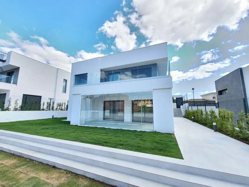 NEW BUILD MODERN VILLAS IN LA DUQUESA, MANILVA. & & New Build very bright modern villas with 4 bedrooms, 3 bathrooms, fully equipped kitchen, living-dining room, private swimming pool, private garden and parking area for two cars.& & The locat