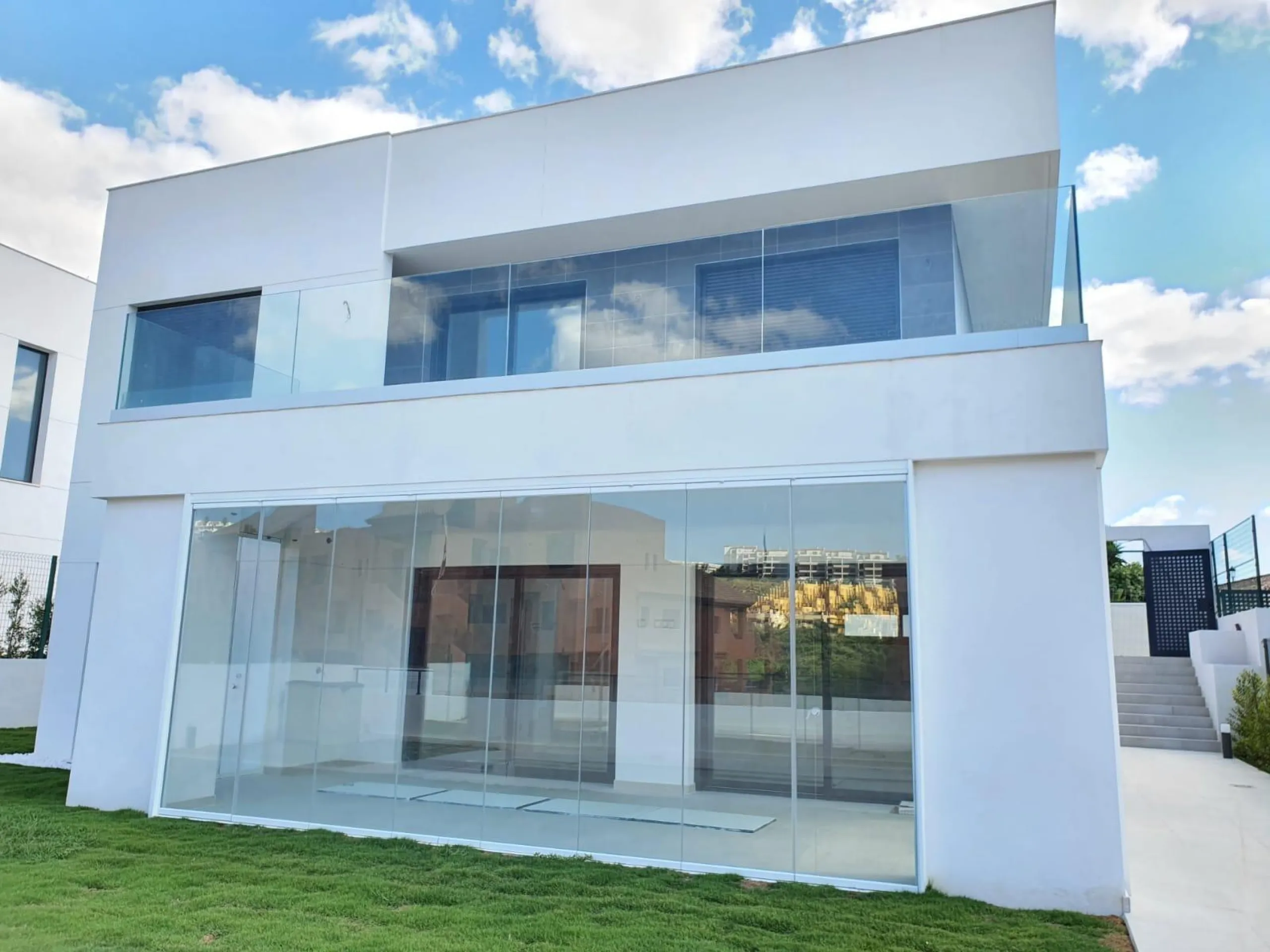 NEW BUILD MODERN VILLAS IN LA DUQUESA, MANILVA. & & New Build very bright modern villas with 4 bedrooms, 3 bathrooms, fully equipped kitchen, living-dining room, private swimming pool, private garden and parking area for two cars.& & The locat