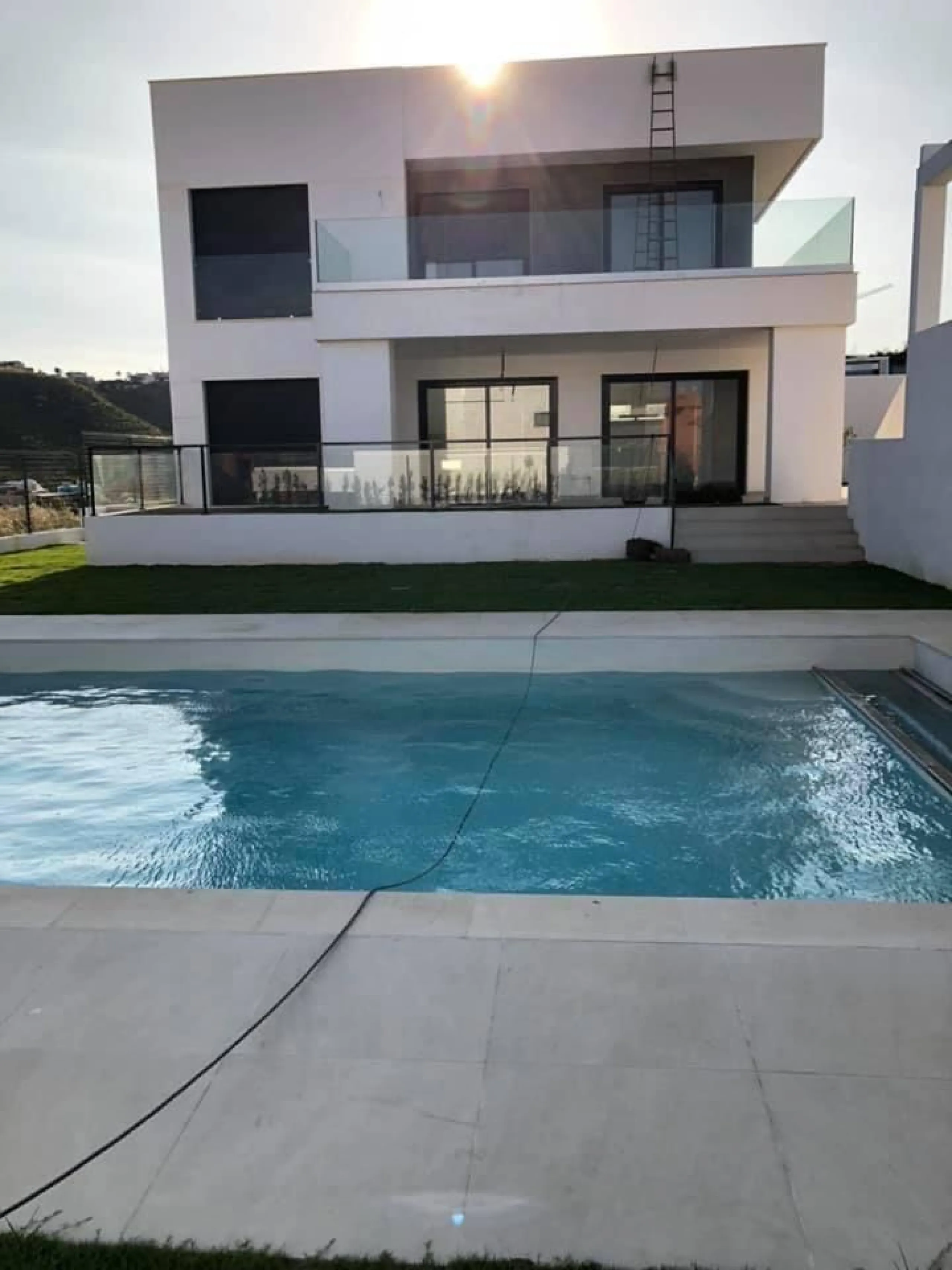 NEW BUILD MODERN VILLAS IN LA DUQUESA, MANILVA. & & New Build very bright modern villas with 4 bedrooms, 3 bathrooms, fully equipped kitchen, living-dining room, private swimming pool, private garden and parking area for two cars.& & The locat