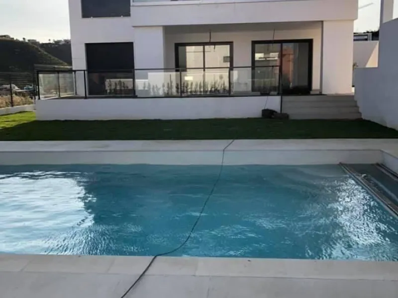 NEW BUILD MODERN VILLAS IN LA DUQUESA, MANILVA. & & New Build very bright modern villas with 4 bedrooms, 3 bathrooms, fully equipped kitchen, living-dining room, private swimming pool, private garden and parking area for two cars.& & The locat
