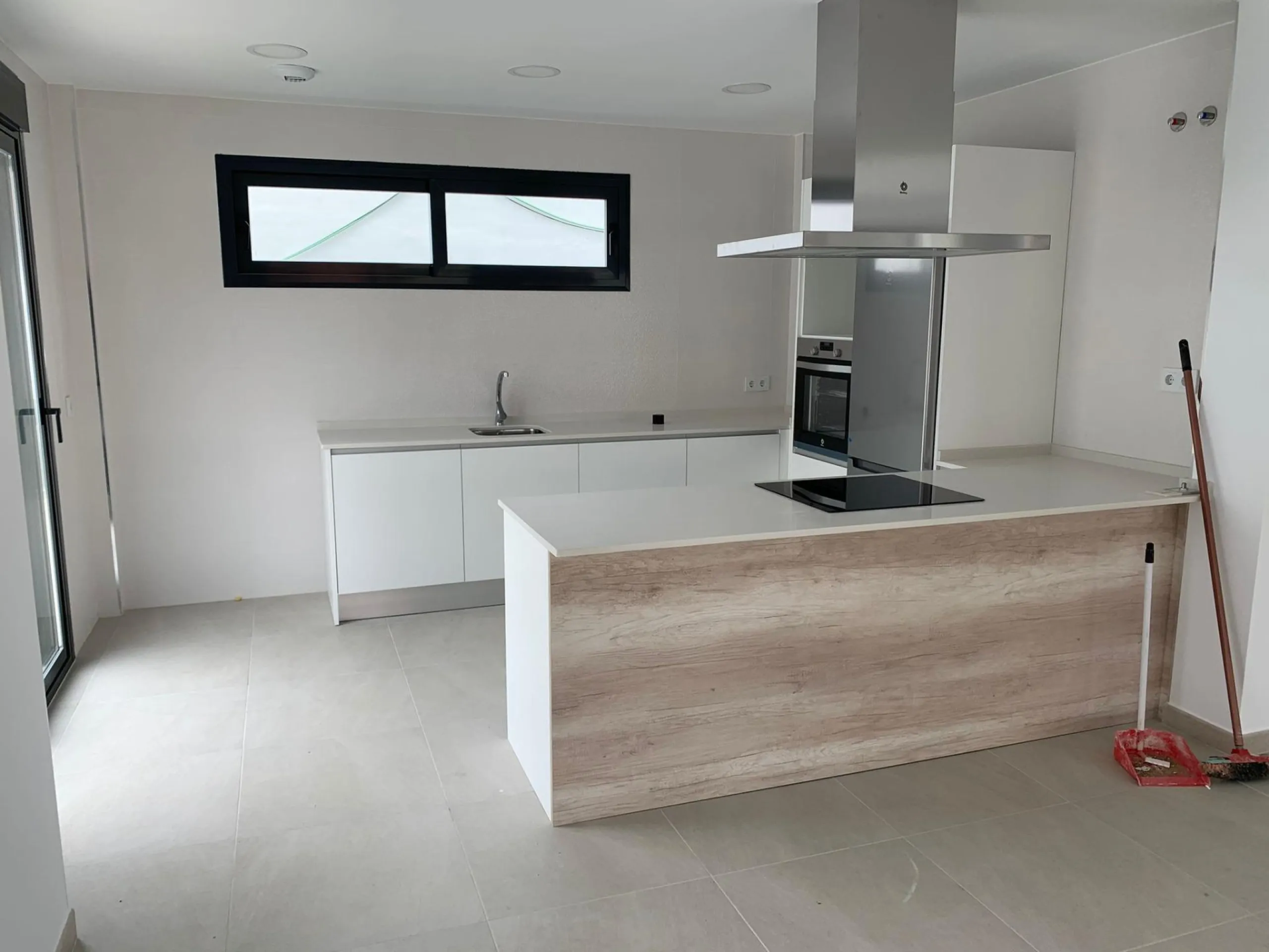 NEW BUILD MODERN VILLAS IN LA DUQUESA, MANILVA. & & New Build very bright modern villas with 4 bedrooms, 3 bathrooms, fully equipped kitchen, living-dining room, private swimming pool, private garden and parking area for two cars.& & The locat