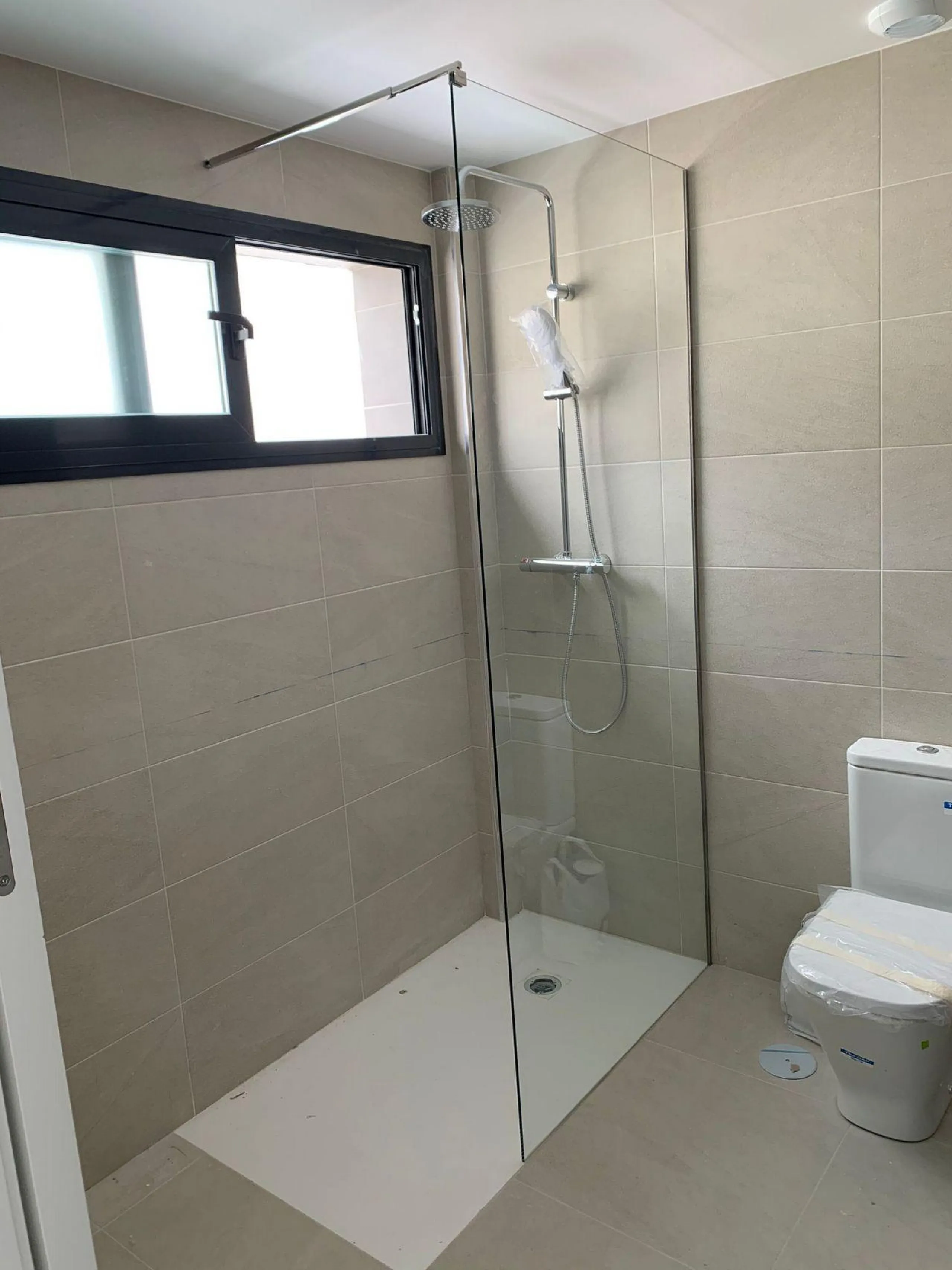 NEW BUILD MODERN VILLAS IN LA DUQUESA, MANILVA. & & New Build very bright modern villas with 4 bedrooms, 3 bathrooms, fully equipped kitchen, living-dining room, private swimming pool, private garden and parking area for two cars.& & The locat