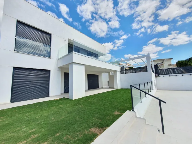 NEW BUILD MODERN VILLAS IN LA DUQUESA, MANILVA. & & New Build very bright modern villas with 4 bedrooms, 3 bathrooms, fully equipped kitchen, living-dining room, private swimming pool, private garden and parking area for two cars.& & The locat