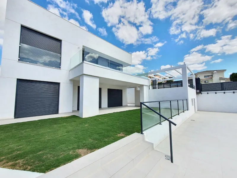 NEW BUILD MODERN VILLAS IN LA DUQUESA, MANILVA. & & New Build very bright modern villas with 4 bedrooms, 3 bathrooms, fully equipped kitchen, living-dining room, private swimming pool, private garden and parking area for two cars.& & The locat