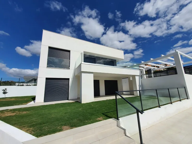 NEW BUILD MODERN VILLAS IN LA DUQUESA, MANILVA. & & New Build very bright modern villas with 4 bedrooms, 3 bathrooms, fully equipped kitchen, living-dining room, private swimming pool, private garden and parking area for two cars.& & The locat