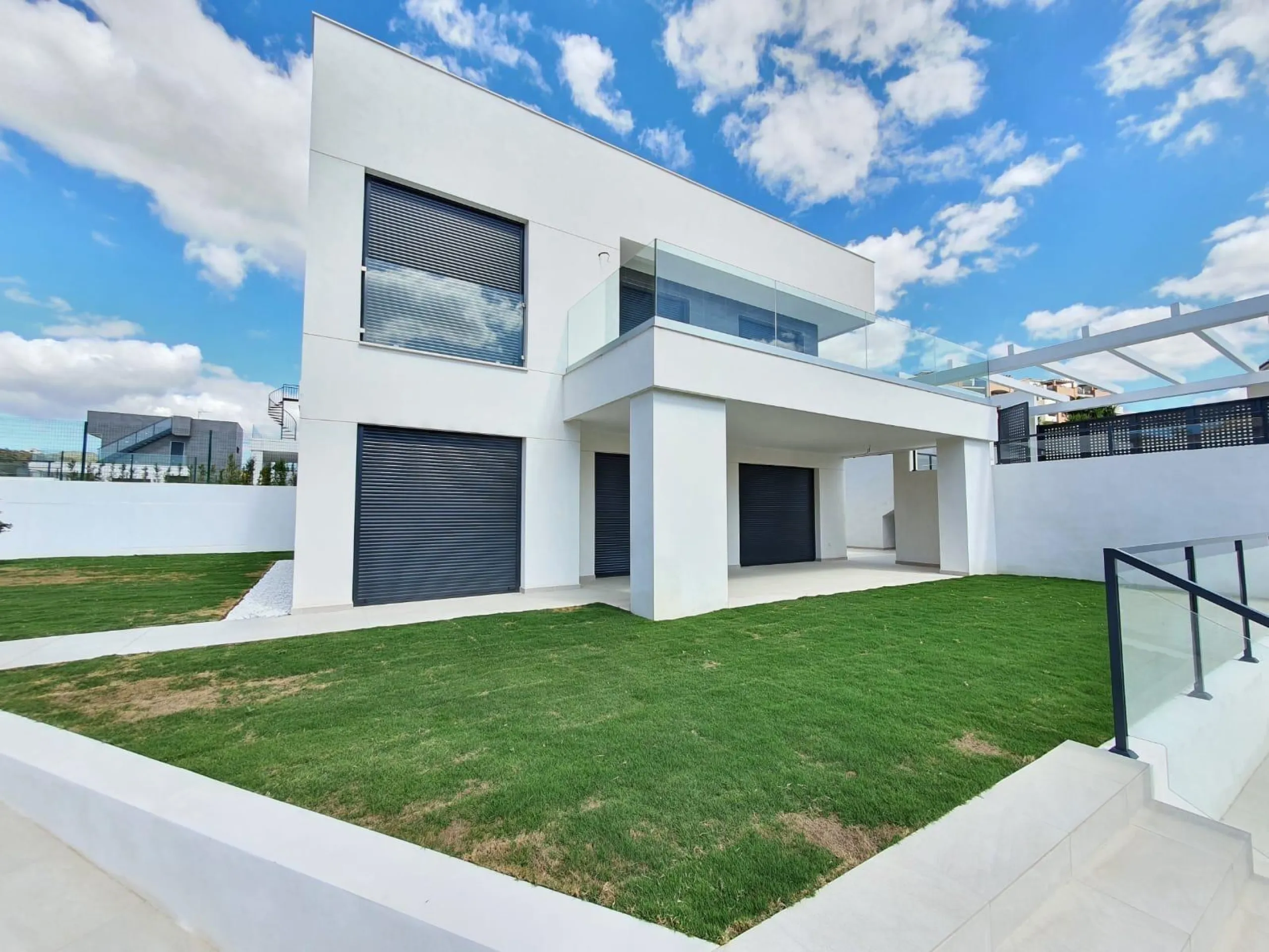 NEW BUILD MODERN VILLAS IN LA DUQUESA, MANILVA. & & New Build very bright modern villas with 4 bedrooms, 3 bathrooms, fully equipped kitchen, living-dining room, private swimming pool, private garden and parking area for two cars.& & The locat