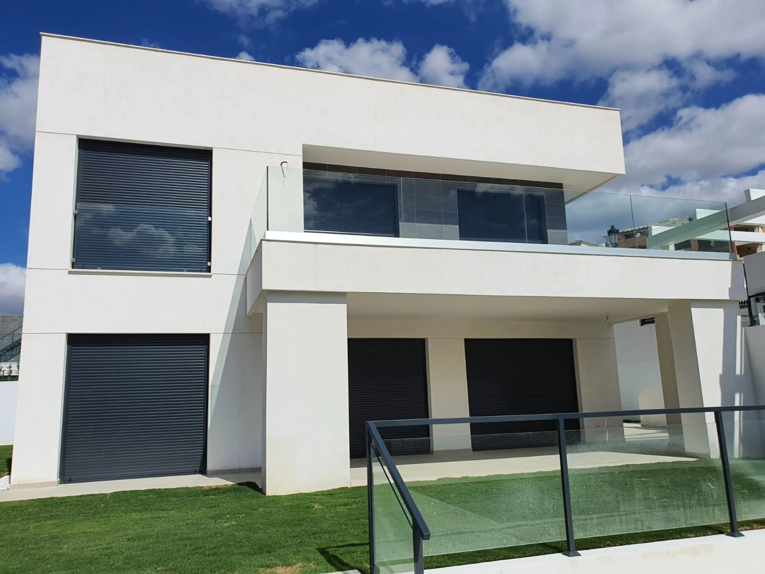 NEW BUILD MODERN VILLAS IN LA DUQUESA, MANILVA. & & New Build very bright modern villas with 4 bedrooms, 3 bathrooms, fully equipped kitchen, living-dining room, private swimming pool, private garden and parking area for two cars.& & The locat