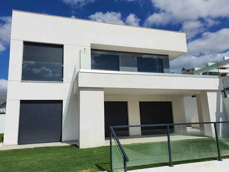 NEW BUILD MODERN VILLAS IN LA DUQUESA, MANILVA. & & New Build very bright modern villas with 4 bedrooms, 3 bathrooms, fully equipped kitchen, living-dining room, private swimming pool, private garden and parking area for two cars.& & The locat