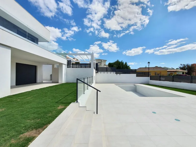 NEW BUILD MODERN VILLAS IN LA DUQUESA, MANILVA. & & New Build very bright modern villas with 4 bedrooms, 3 bathrooms, fully equipped kitchen, living-dining room, private swimming pool, private garden and parking area for two cars.& & The locat