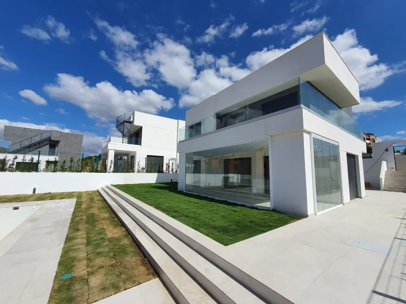 NEW BUILD MODERN VILLAS IN LA DUQUESA, MANILVA. & & New Build very bright modern villas with 4 bedrooms, 3 bathrooms, fully equipped kitchen, living-dining room, private swimming pool, private garden and parking area for two cars.& & The locat