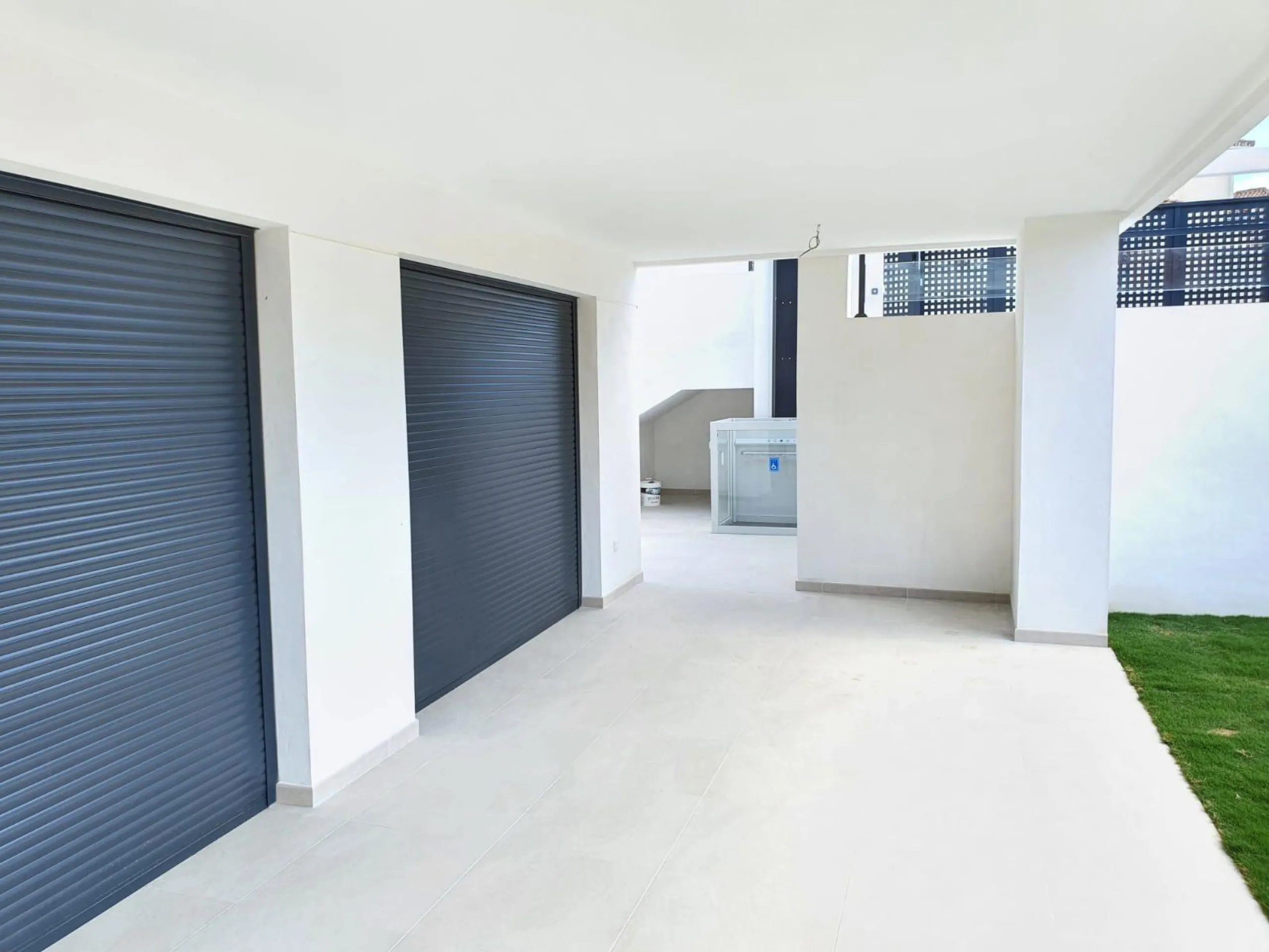 NEW BUILD MODERN VILLAS IN LA DUQUESA, MANILVA. & & New Build very bright modern villas with 4 bedrooms, 3 bathrooms, fully equipped kitchen, living-dining room, private swimming pool, private garden and parking area for two cars.& & The locat