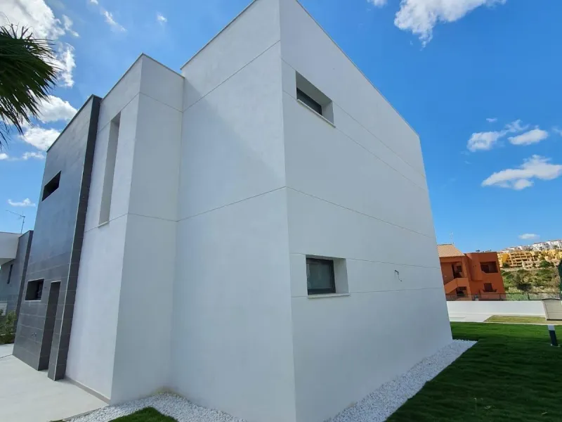 NEW BUILD MODERN VILLAS IN LA DUQUESA, MANILVA. & & New Build very bright modern villas with 4 bedrooms, 3 bathrooms, fully equipped kitchen, living-dining room, private swimming pool, private garden and parking area for two cars.& & The locat