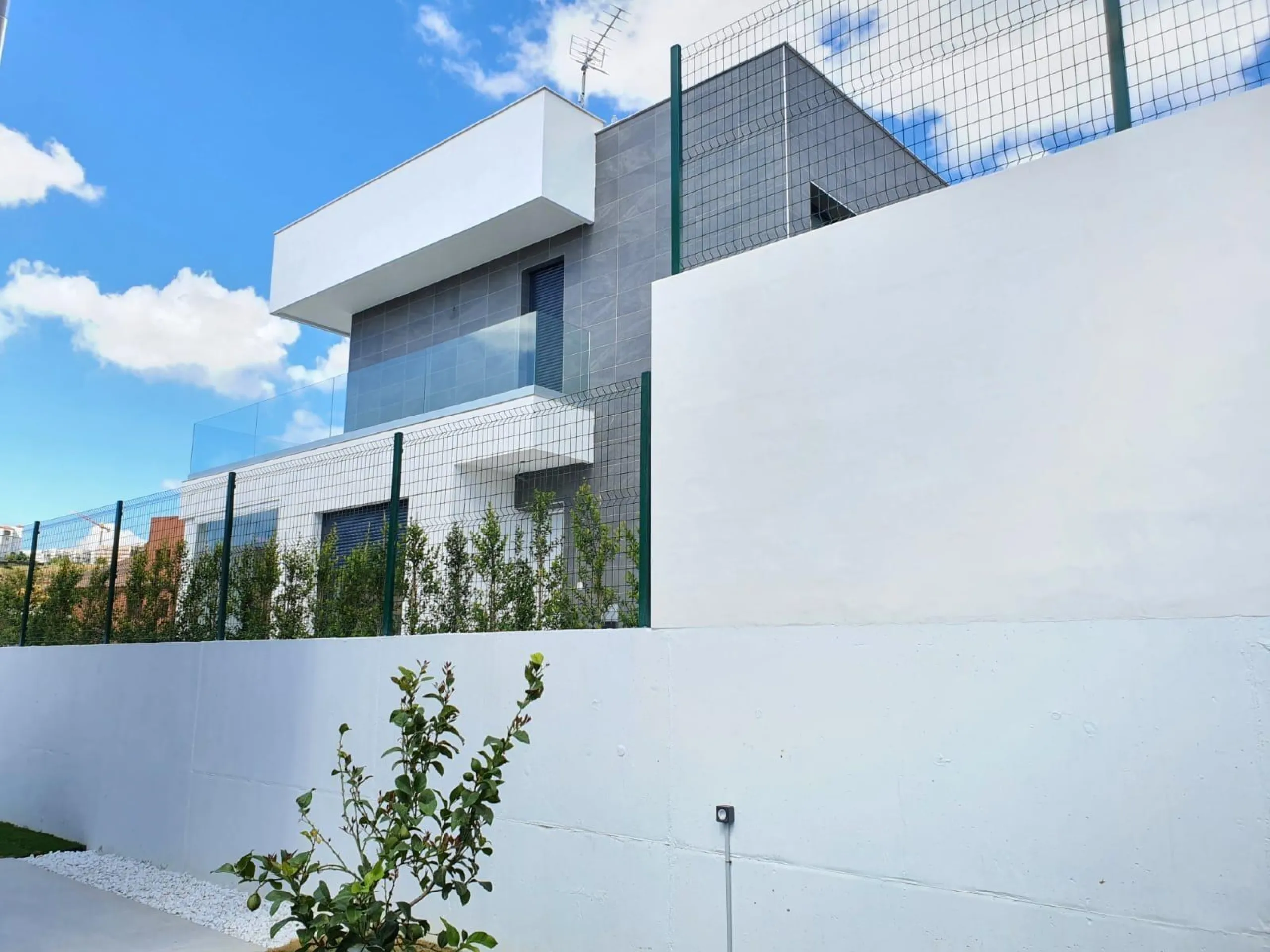 NEW BUILD MODERN VILLAS IN LA DUQUESA, MANILVA. & & New Build very bright modern villas with 4 bedrooms, 3 bathrooms, fully equipped kitchen, living-dining room, private swimming pool, private garden and parking area for two cars.& & The locat