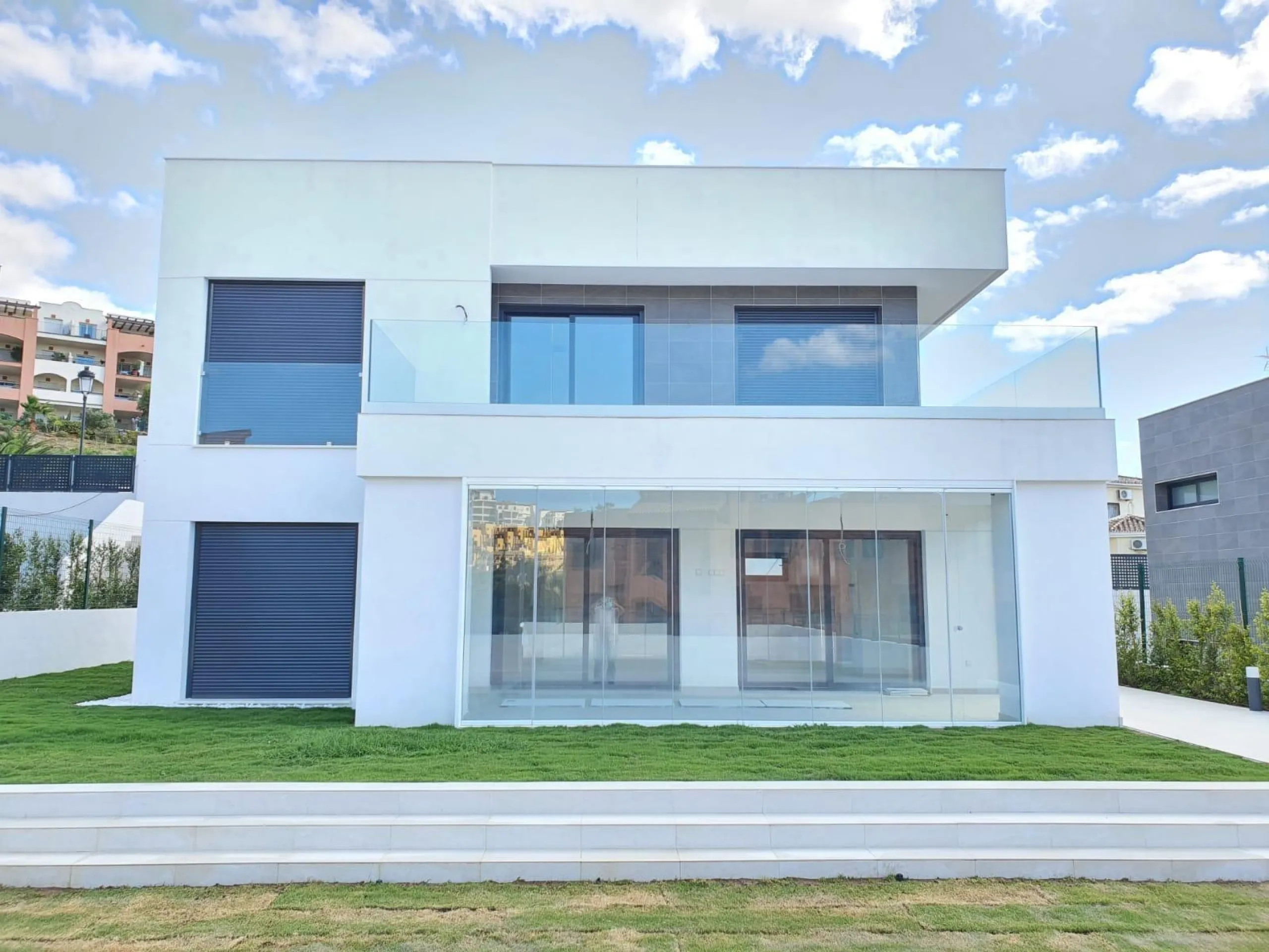 NEW BUILD MODERN VILLAS IN LA DUQUESA, MANILVA. & & New Build very bright modern villas with 4 bedrooms, 3 bathrooms, fully equipped kitchen, living-dining room, private swimming pool, private garden and parking area for two cars.& & The locat