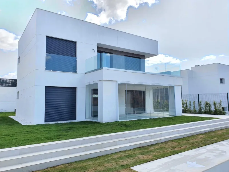 NEW BUILD MODERN VILLAS IN LA DUQUESA, MANILVA. & & New Build very bright modern villas with 4 bedrooms, 3 bathrooms, fully equipped kitchen, living-dining room, private swimming pool, private garden and parking area for two cars.& & The locat