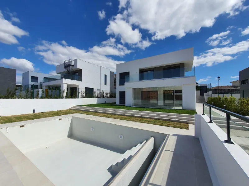 NEW BUILD MODERN VILLAS IN LA DUQUESA, MANILVA. & & New Build very bright modern villas with 4 bedrooms, 3 bathrooms, fully equipped kitchen, living-dining room, private swimming pool, private garden and parking area for two cars.& & The locat