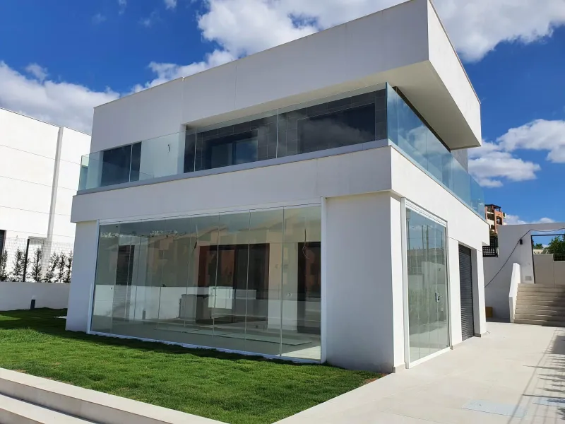 NEW BUILD MODERN VILLAS IN LA DUQUESA, MANILVA. & & New Build very bright modern villas with 4 bedrooms, 3 bathrooms, fully equipped kitchen, living-dining room, private swimming pool, private garden and parking area for two cars.& & The locat