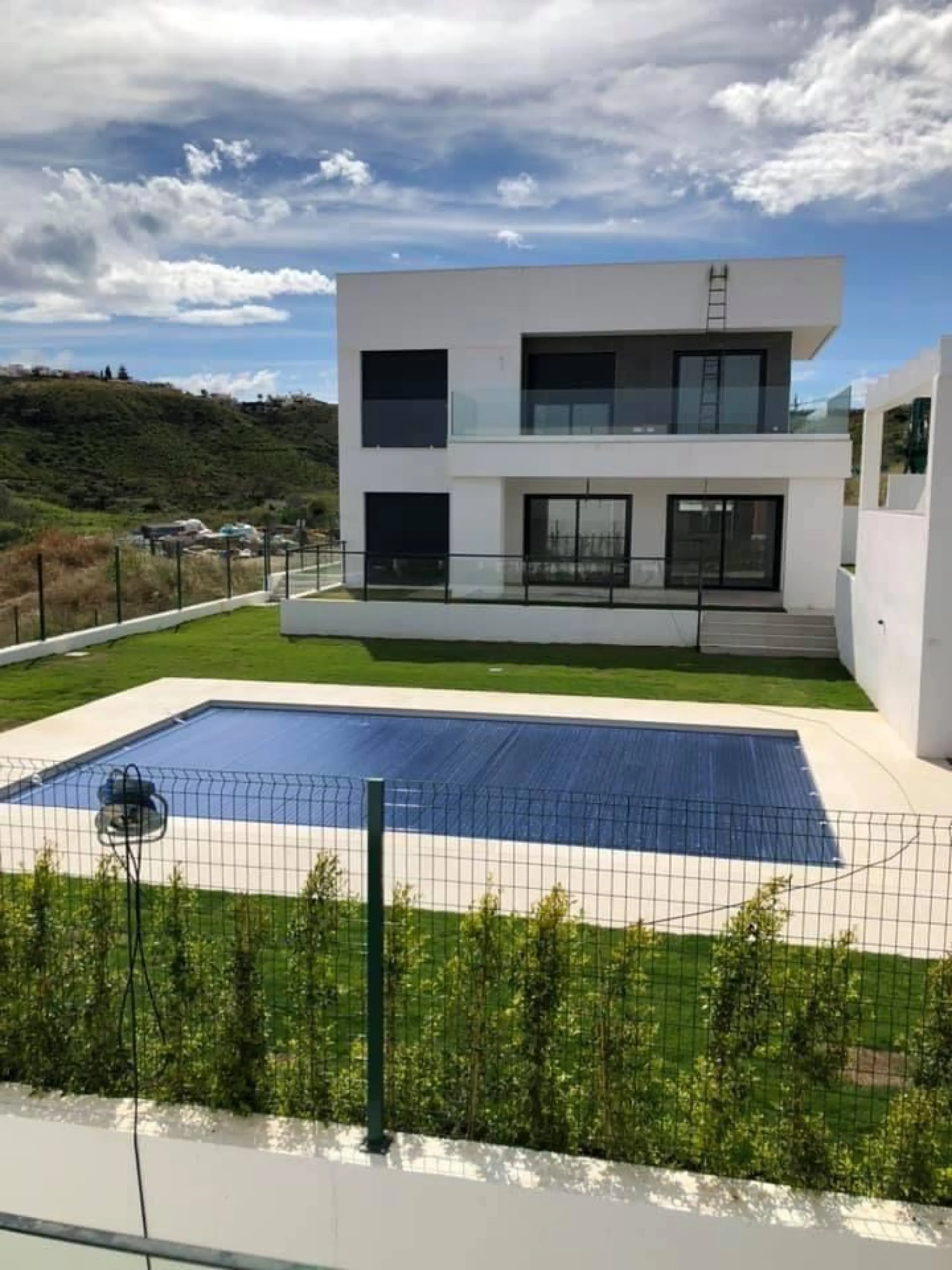 NEW BUILD MODERN VILLAS IN LA DUQUESA, MANILVA. & & New Build very bright modern villas with 4 bedrooms, 3 bathrooms, fully equipped kitchen, living-dining room, private swimming pool, private garden and parking area for two cars.& & The locat