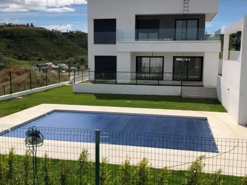 NEW BUILD MODERN VILLAS IN LA DUQUESA, MANILVA. & & New Build very bright modern villas with 4 bedrooms, 3 bathrooms, fully equipped kitchen, living-dining room, private swimming pool, private garden and parking area for two cars.& & The locat
