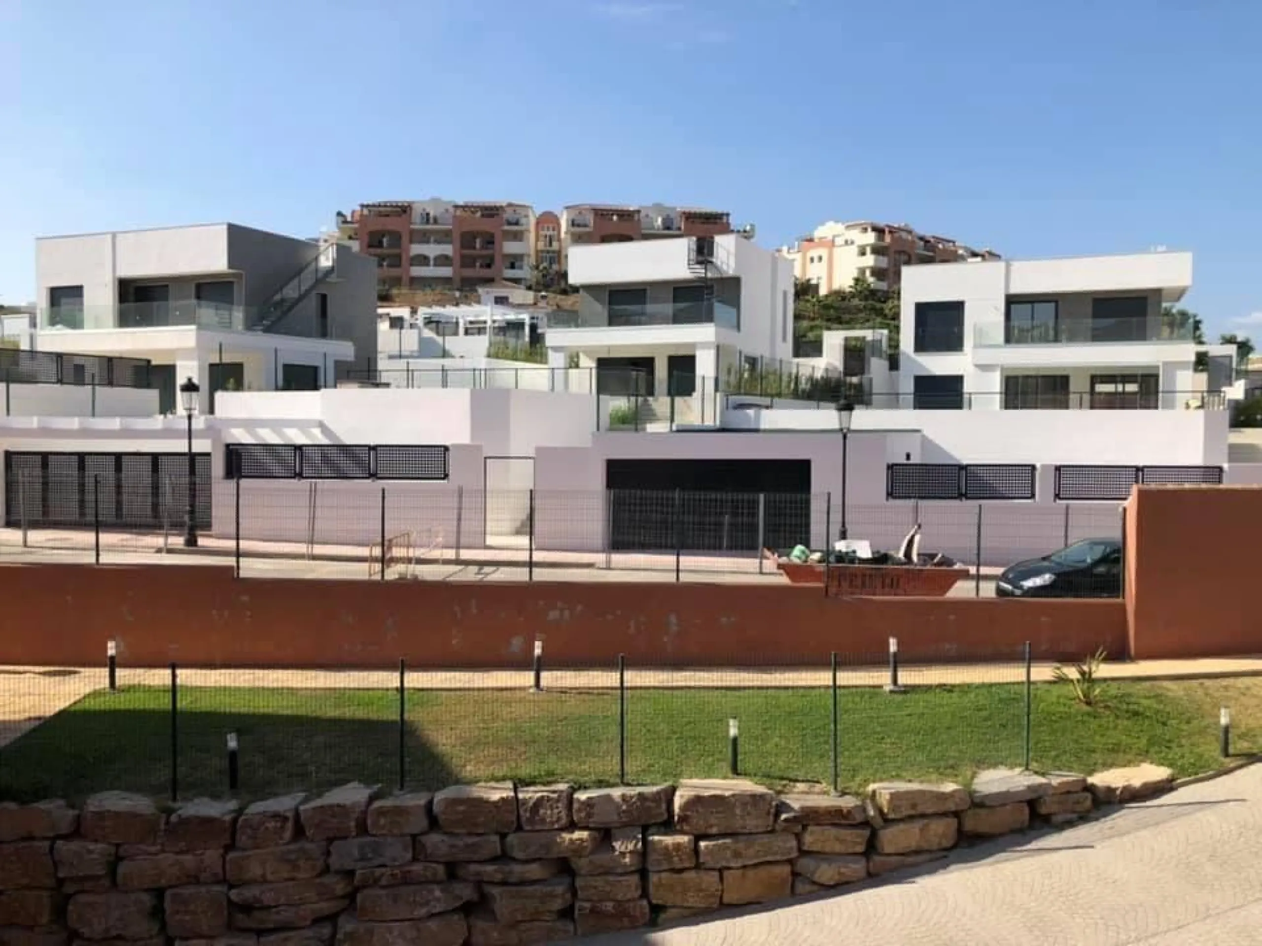 NEW BUILD MODERN VILLAS IN LA DUQUESA, MANILVA. & & New Build very bright modern villas with 4 bedrooms, 3 bathrooms, fully equipped kitchen, living-dining room, private swimming pool, private garden and parking area for two cars.& & The locat