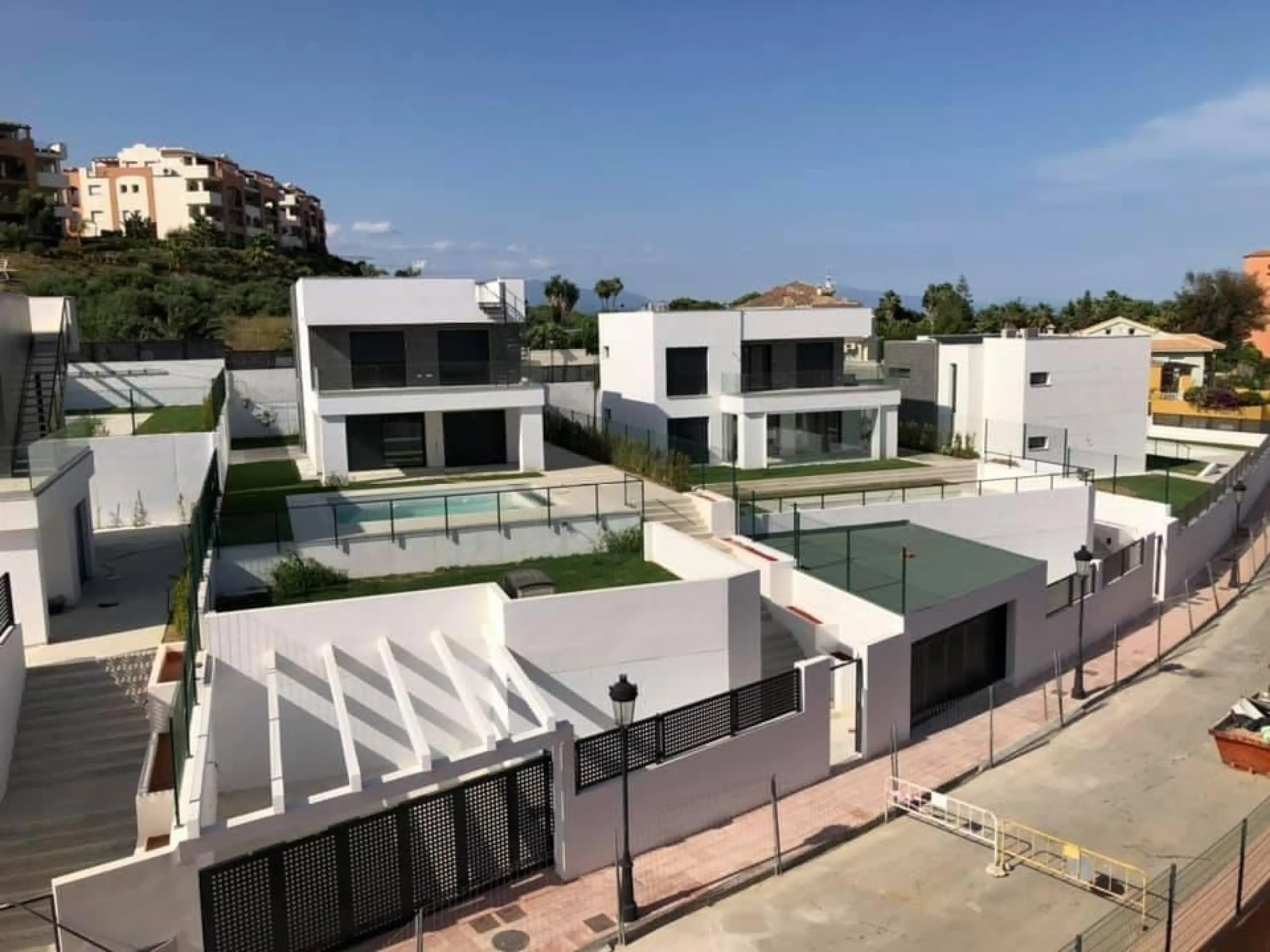 NEW BUILD MODERN VILLAS IN LA DUQUESA, MANILVA. & & New Build very bright modern villas with 4 bedrooms, 3 bathrooms, fully equipped kitchen, living-dining room, private swimming pool, private garden and parking area for two cars.& & The locat