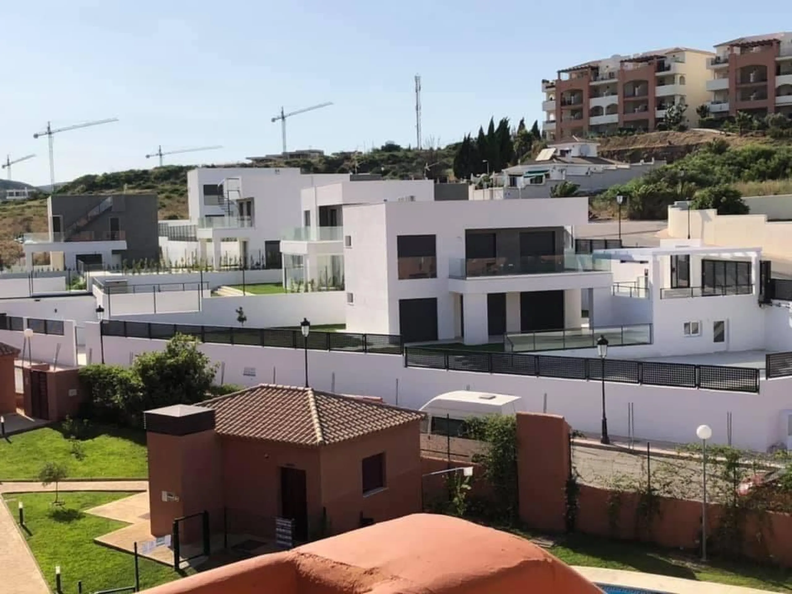 NEW BUILD MODERN VILLAS IN LA DUQUESA, MANILVA. & & New Build very bright modern villas with 4 bedrooms, 3 bathrooms, fully equipped kitchen, living-dining room, private swimming pool, private garden and parking area for two cars.& & The locat