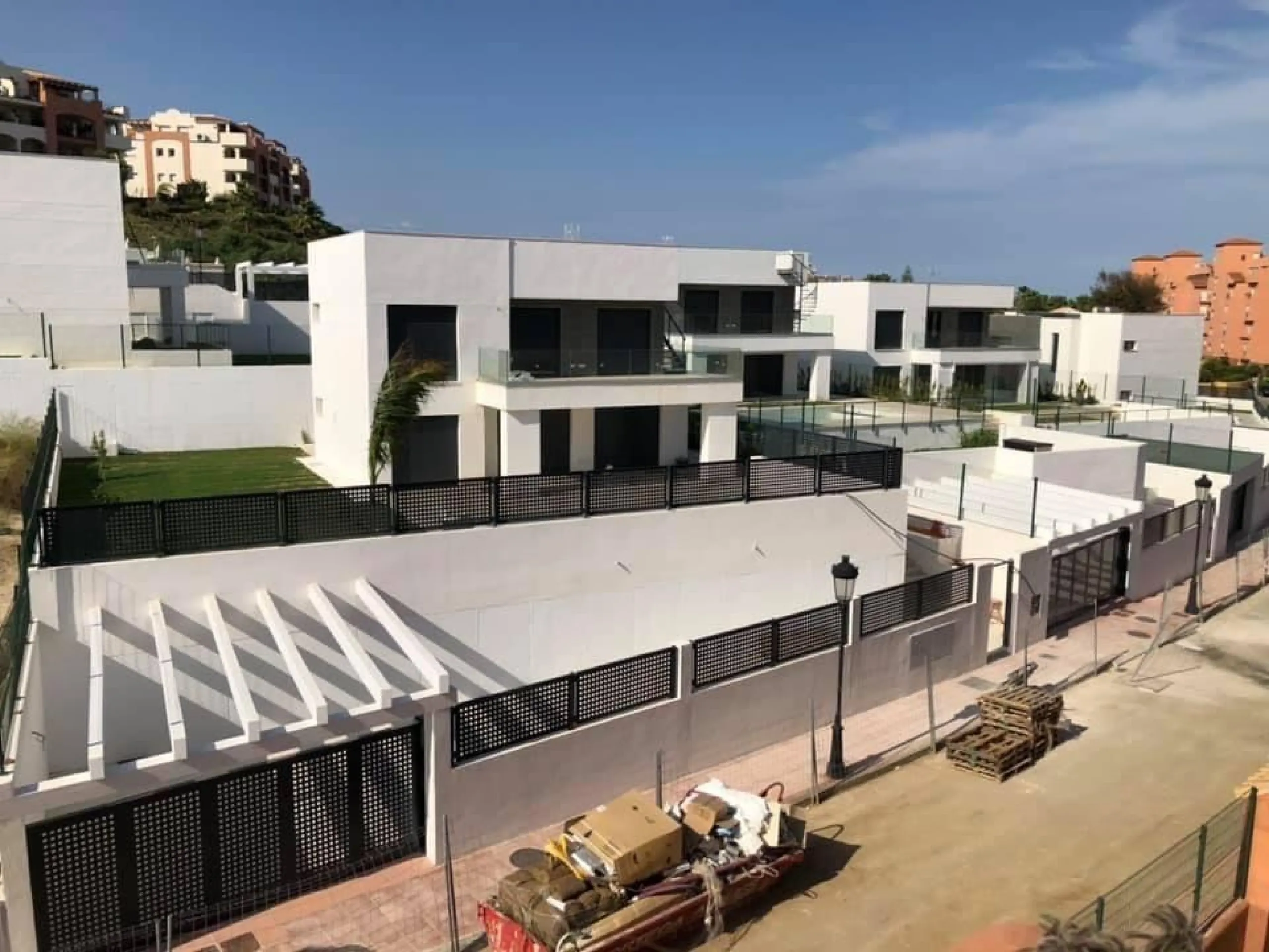 NEW BUILD MODERN VILLAS IN LA DUQUESA, MANILVA. & & New Build very bright modern villas with 4 bedrooms, 3 bathrooms, fully equipped kitchen, living-dining room, private swimming pool, private garden and parking area for two cars.& & The locat