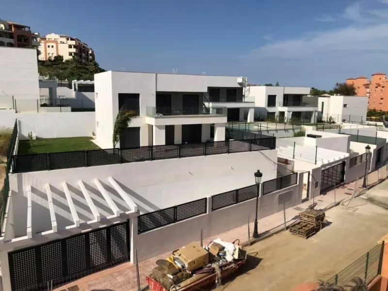 NEW BUILD MODERN VILLAS IN LA DUQUESA, MANILVA. & & New Build very bright modern villas with 4 bedrooms, 3 bathrooms, fully equipped kitchen, living-dining room, private swimming pool, private garden and parking area for two cars.& & The locat