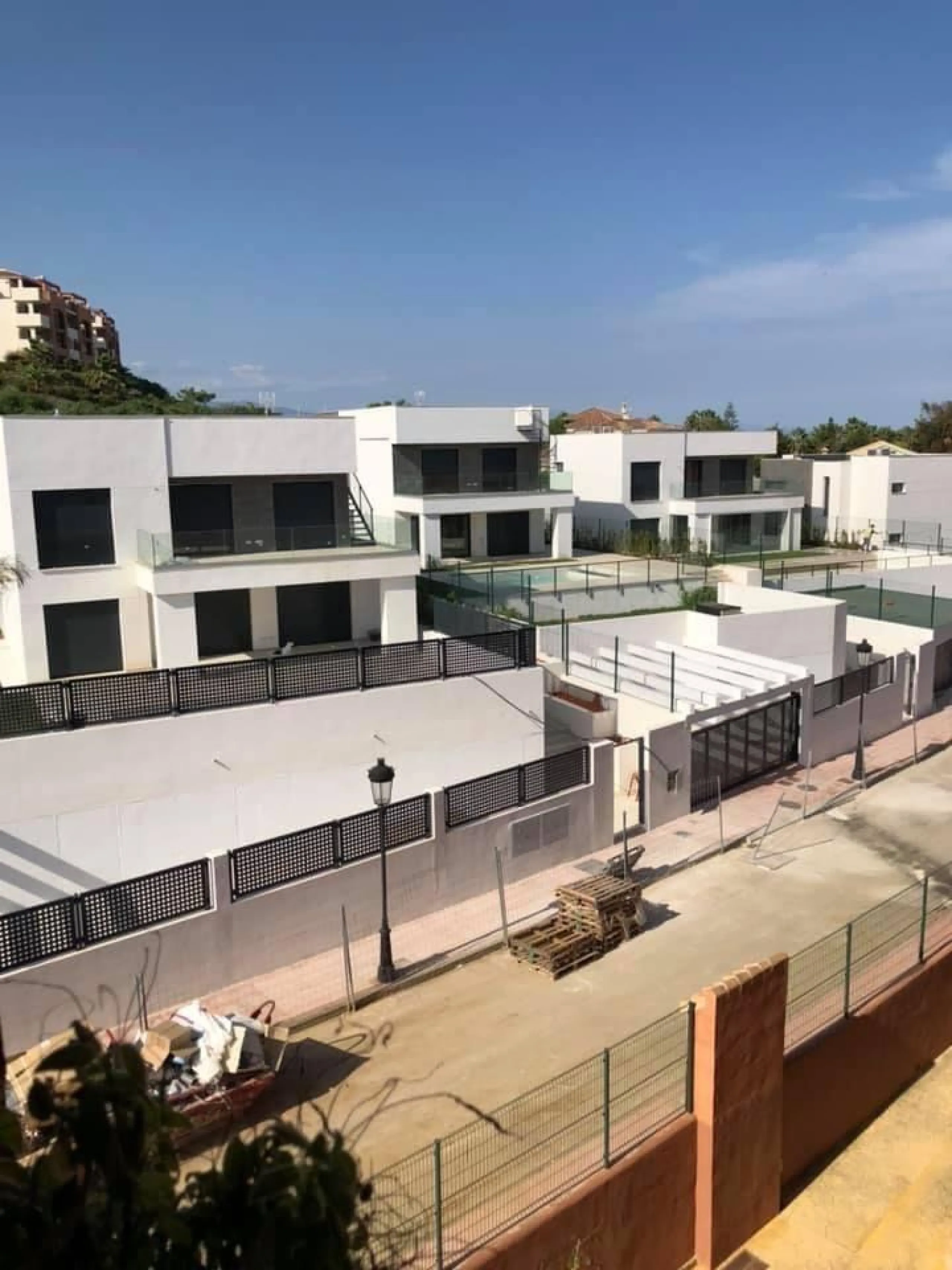 NEW BUILD MODERN VILLAS IN LA DUQUESA, MANILVA. & & New Build very bright modern villas with 4 bedrooms, 3 bathrooms, fully equipped kitchen, living-dining room, private swimming pool, private garden and parking area for two cars.& & The locat
