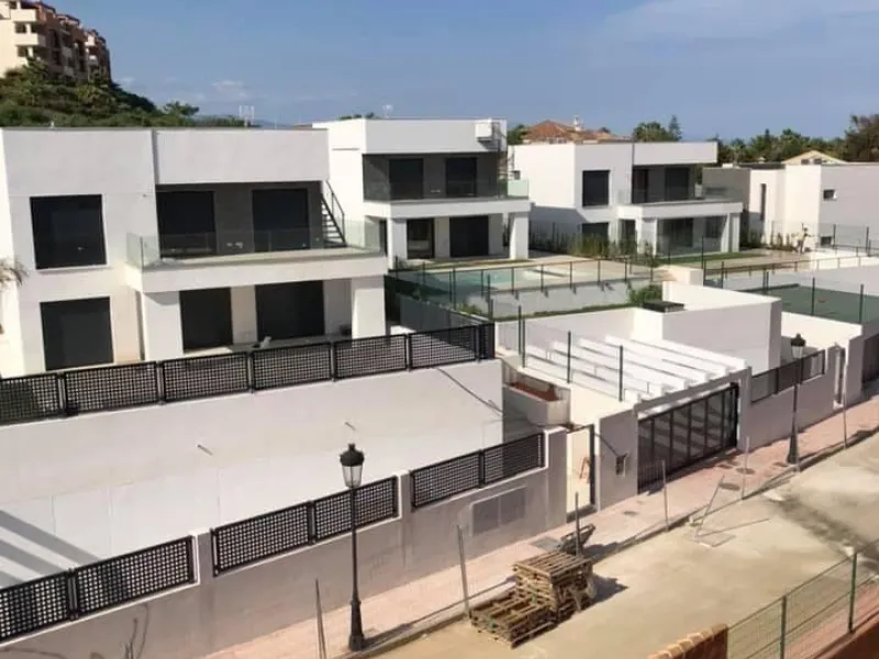 NEW BUILD MODERN VILLAS IN LA DUQUESA, MANILVA. & & New Build very bright modern villas with 4 bedrooms, 3 bathrooms, fully equipped kitchen, living-dining room, private swimming pool, private garden and parking area for two cars.& & The locat