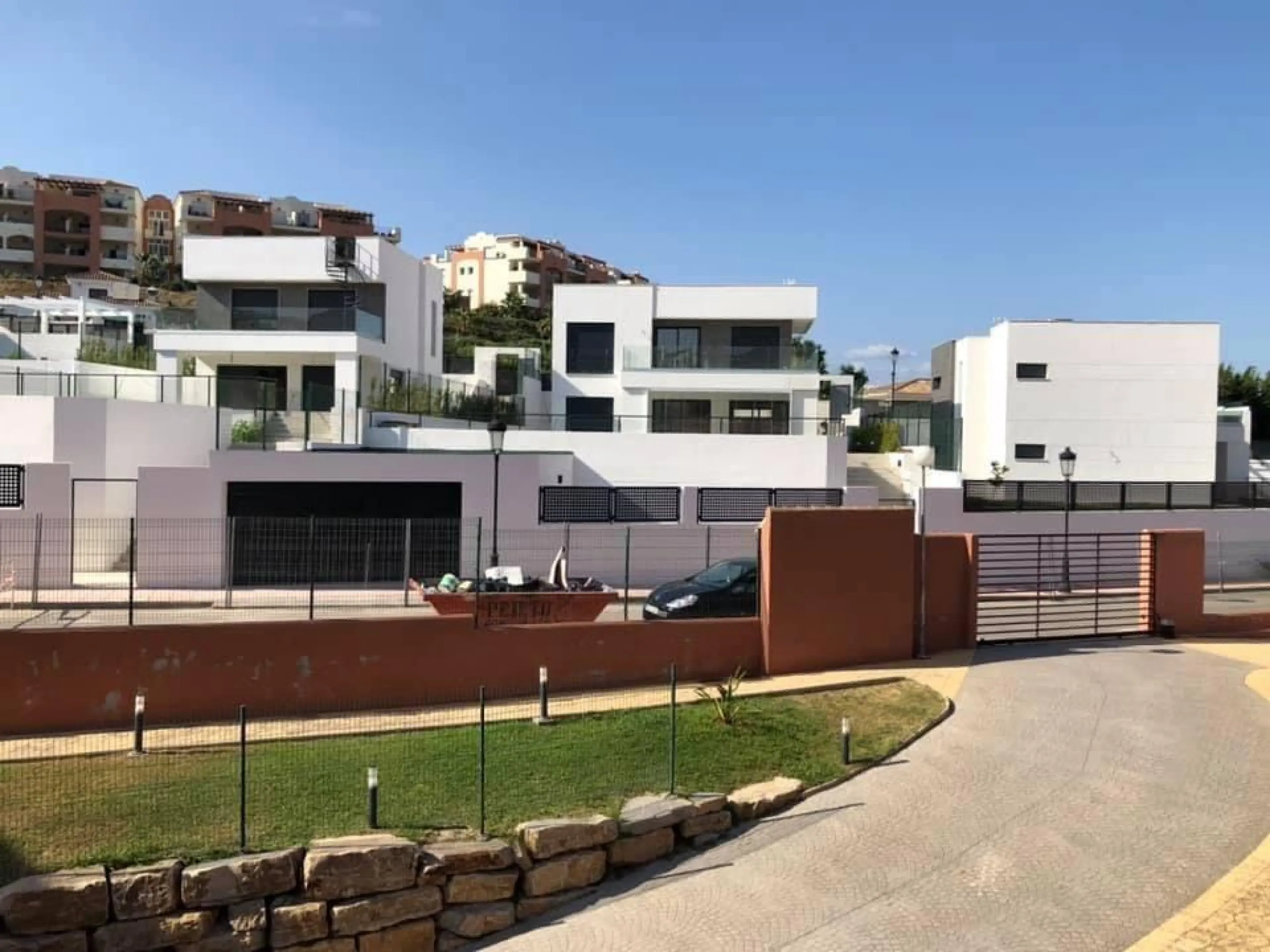 NEW BUILD MODERN VILLAS IN LA DUQUESA, MANILVA. & & New Build very bright modern villas with 4 bedrooms, 3 bathrooms, fully equipped kitchen, living-dining room, private swimming pool, private garden and parking area for two cars.& & The locat