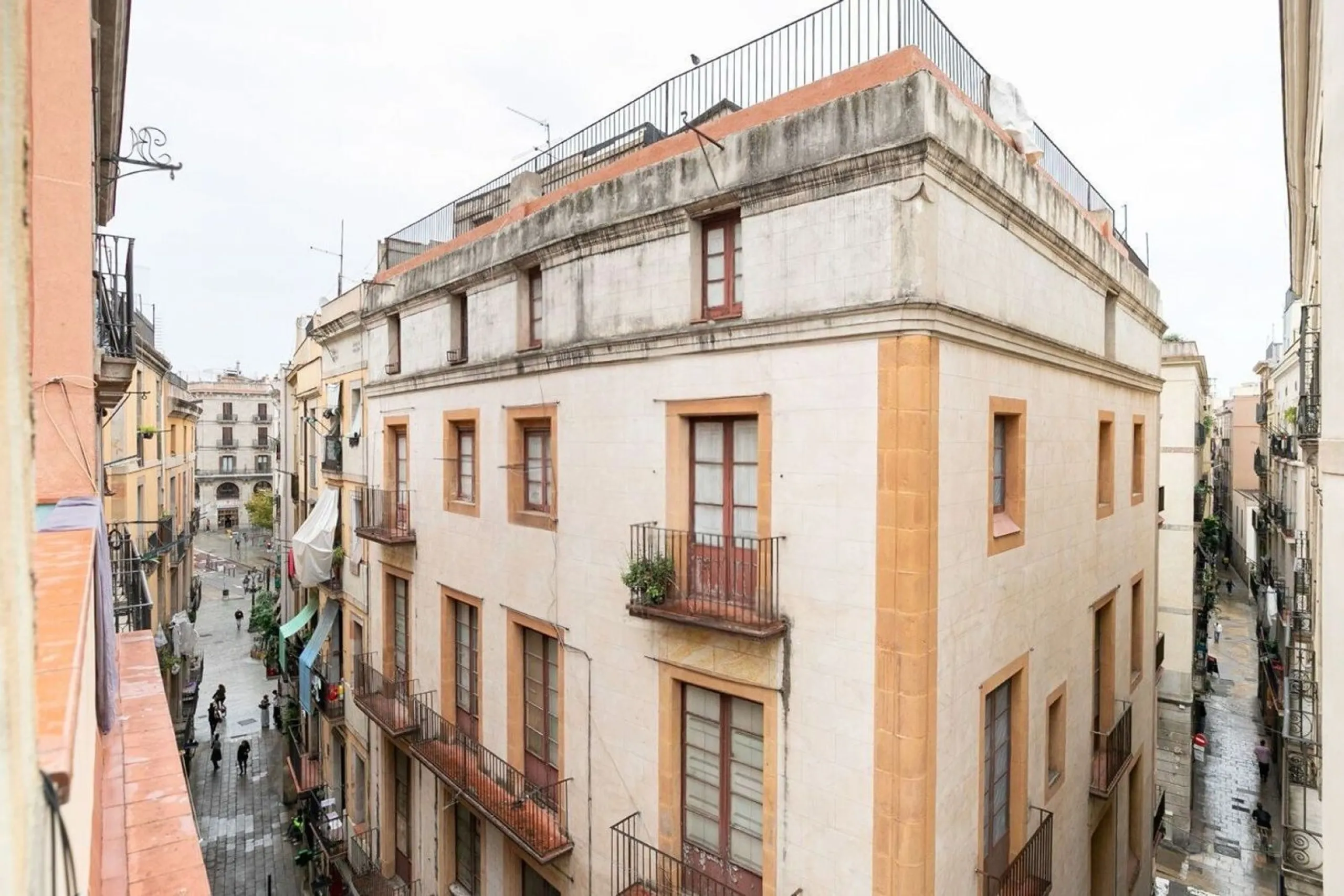 Renovated apartment with private terrace in El Born, Barcelona