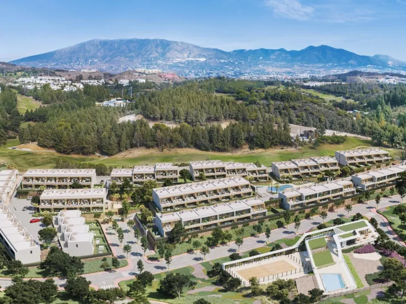 NEW BUILD TOWNHOUSES WITH SEA AND GOLF COURSE VIEWS& & Located halfway between La Cala de Mijas and Fuengirola, on the front line of the El Chaparral golf course and only 700 metres from the beach of the same name. & & Gated residential comple
