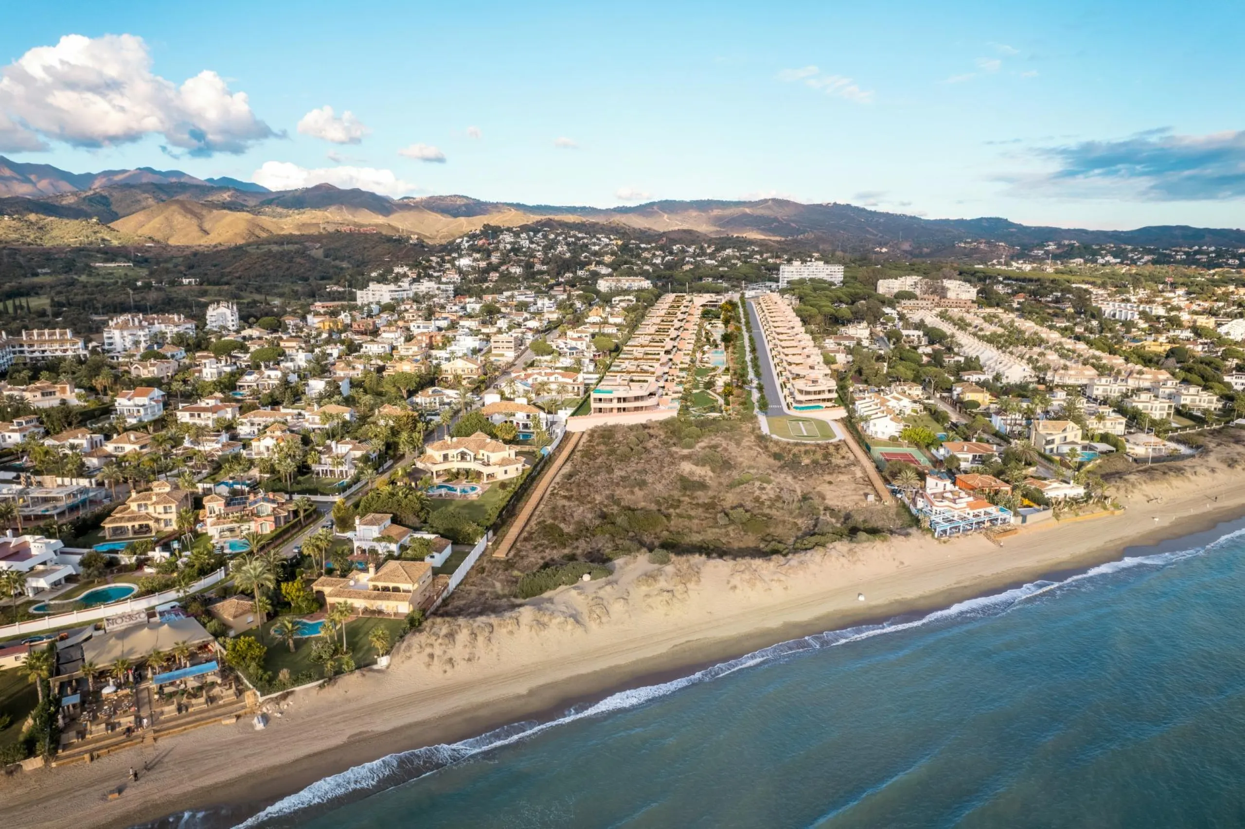 NEW BUILD LUXURY FRONTLINE RESIDENTIAL COMPLEX NEAR MARBELLA& & New Build unique and unrivalled project located on the beachfront in Las Chapas (Marbella), on one of the last available plots facing the sea,.& Residential offers 96 spacious apartm