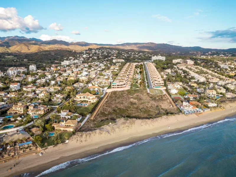 NEW BUILD LUXURY FRONTLINE RESIDENTIAL COMPLEX NEAR MARBELLA& & New Build unique and unrivalled project located on the beachfront in Las Chapas (Marbella), on one of the last available plots facing the sea,.& Residential offers 96 spacious apartm